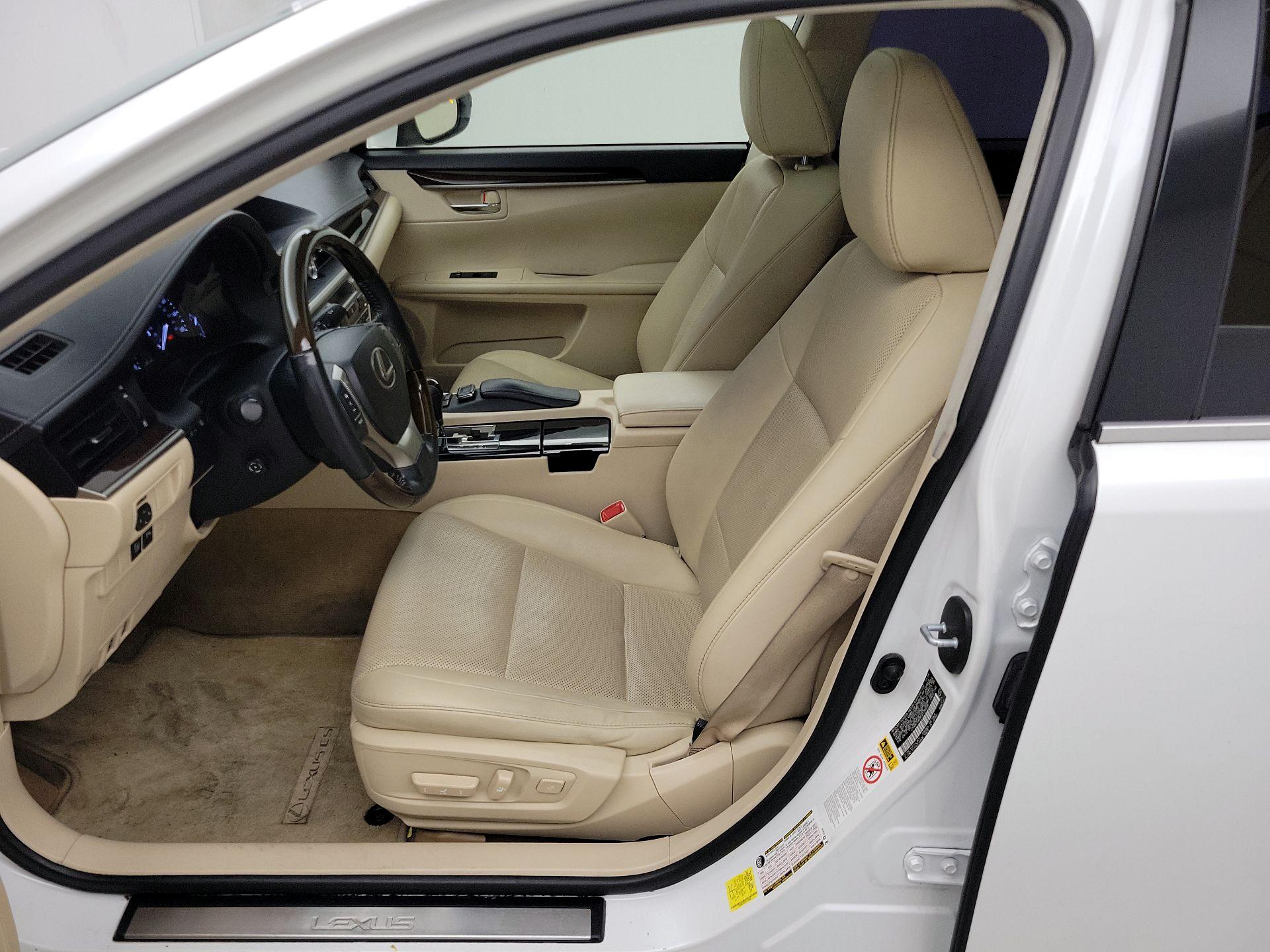 Thumbnail: 2015 Lexus ES - 11