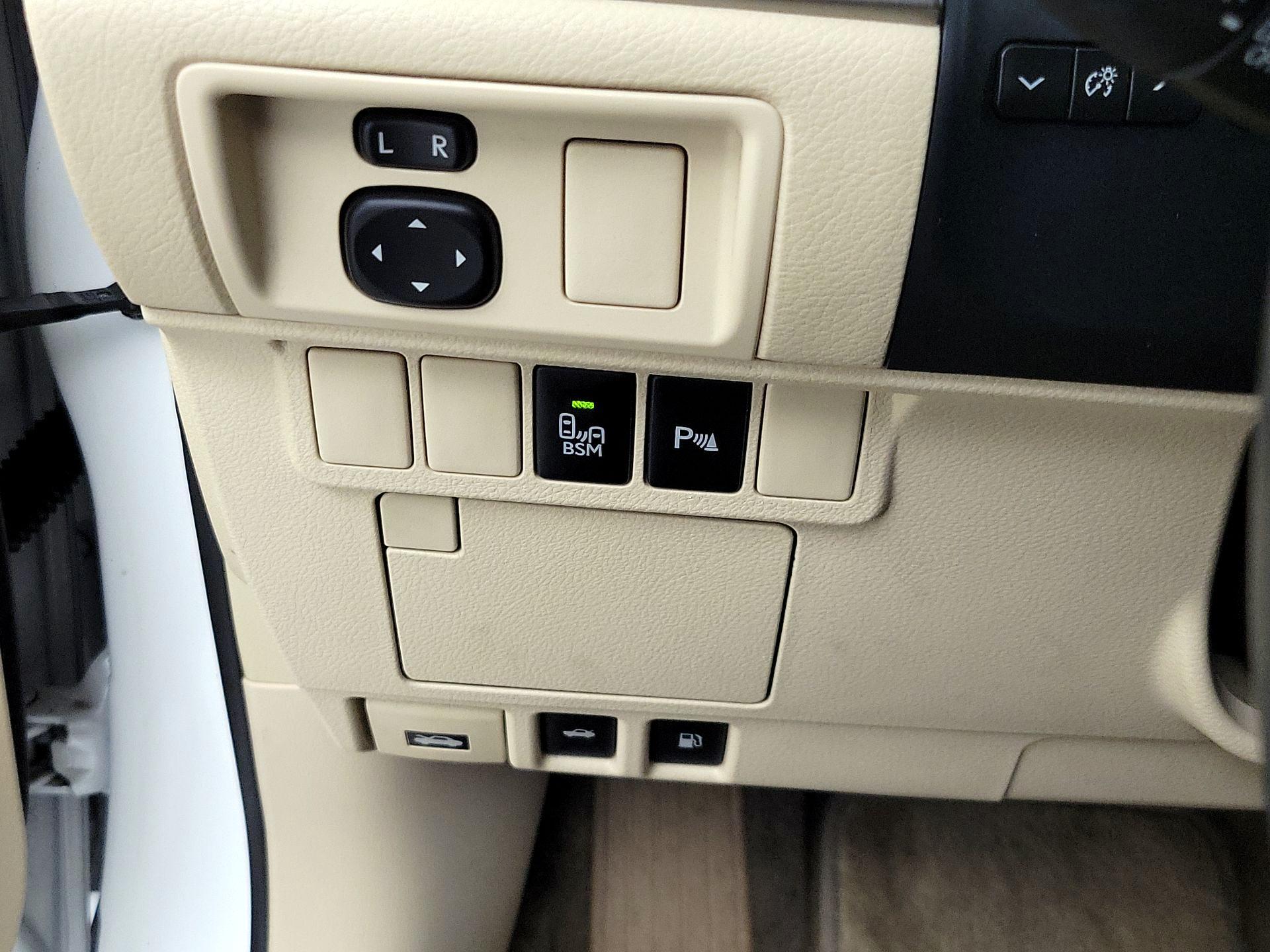 Thumbnail: 2015 Lexus ES - 13