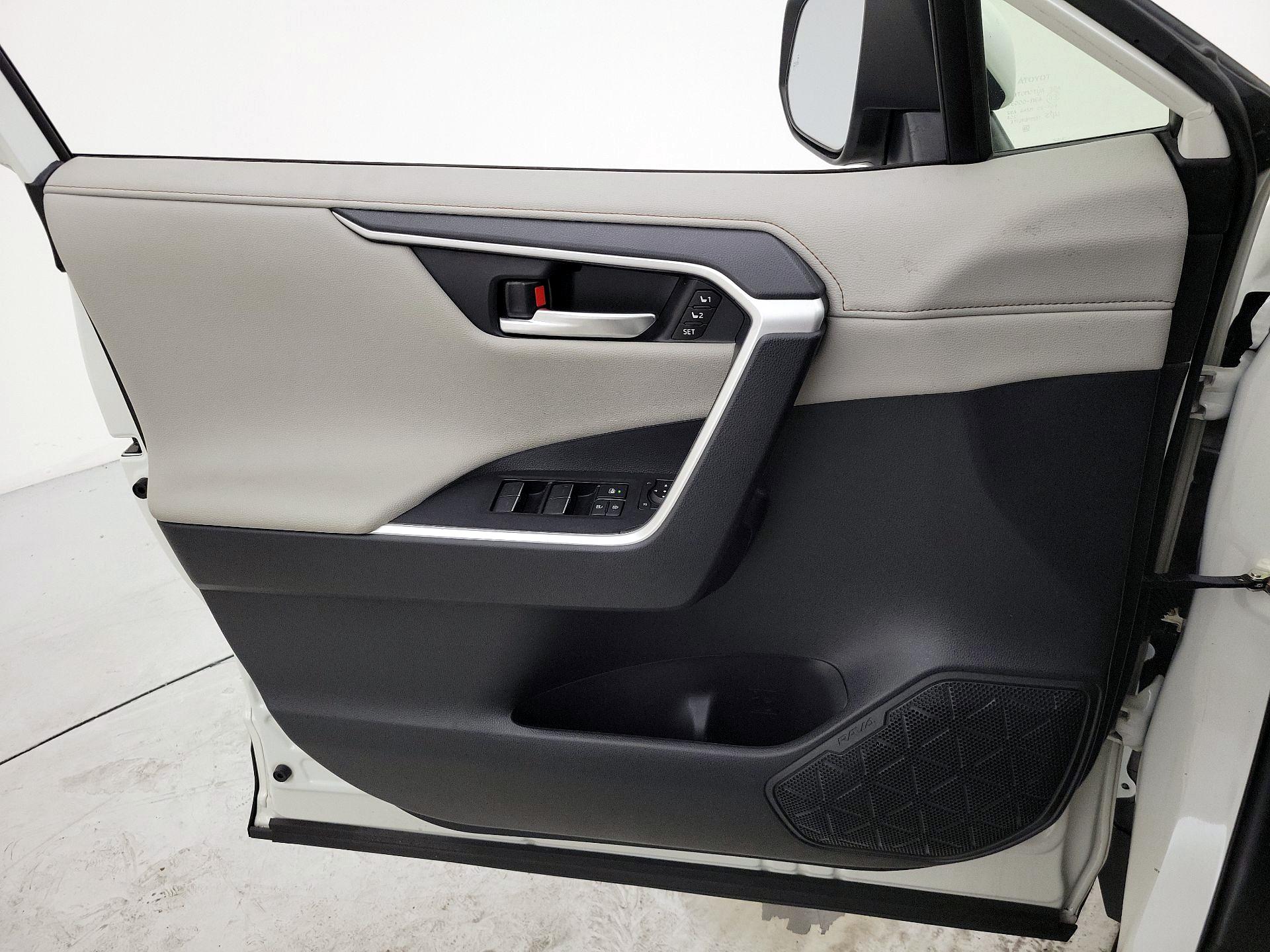 Thumbnail: 2022 Toyota RAV4 - 12