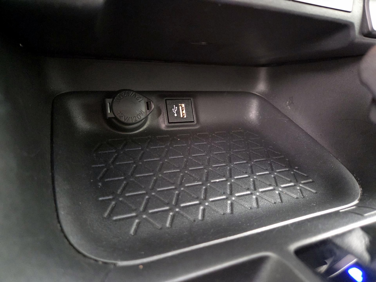 2023 Toyota RAV4 LE - Photo 19