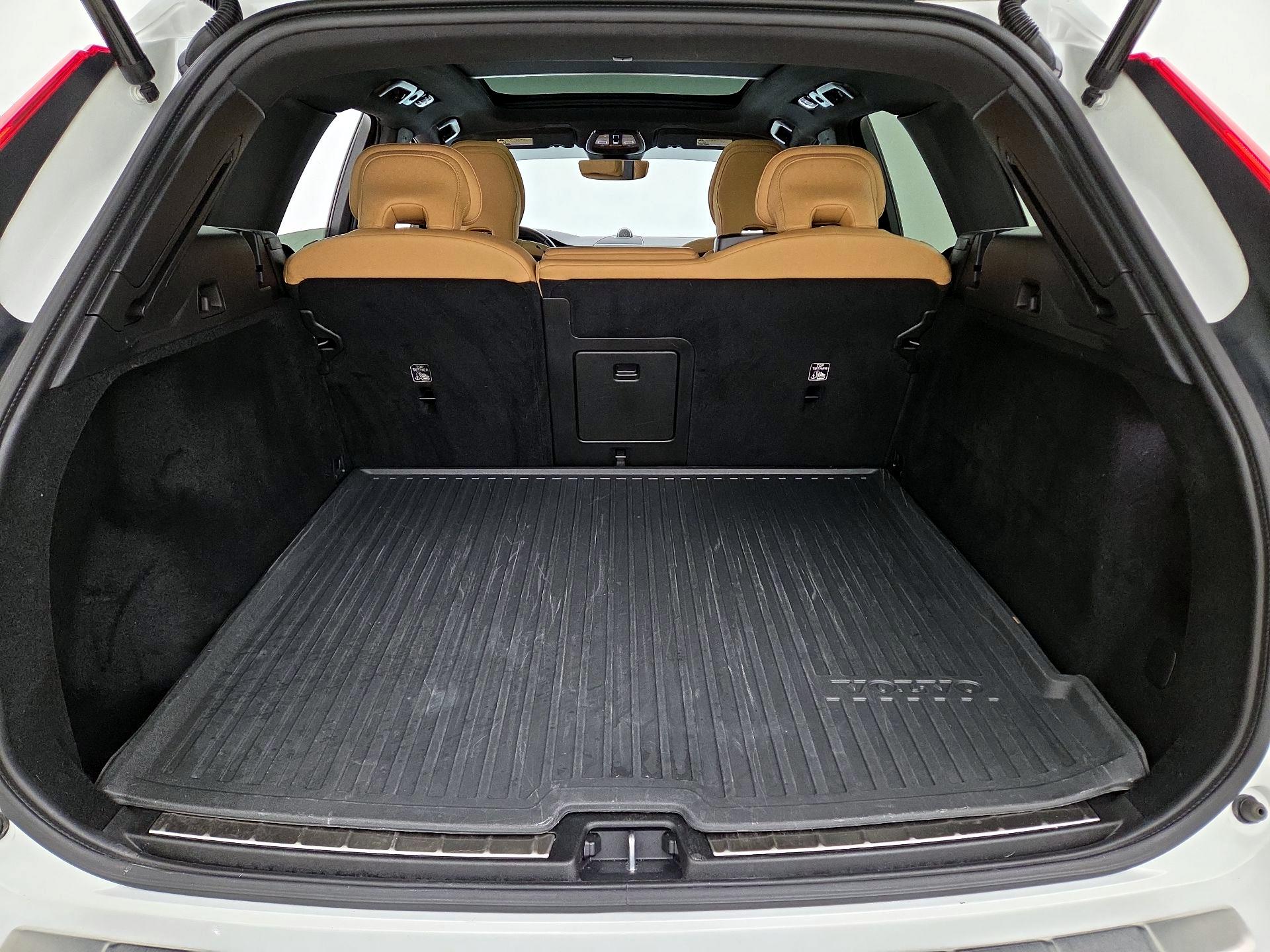 Thumbnail: 2022 Volvo XC60 - 20