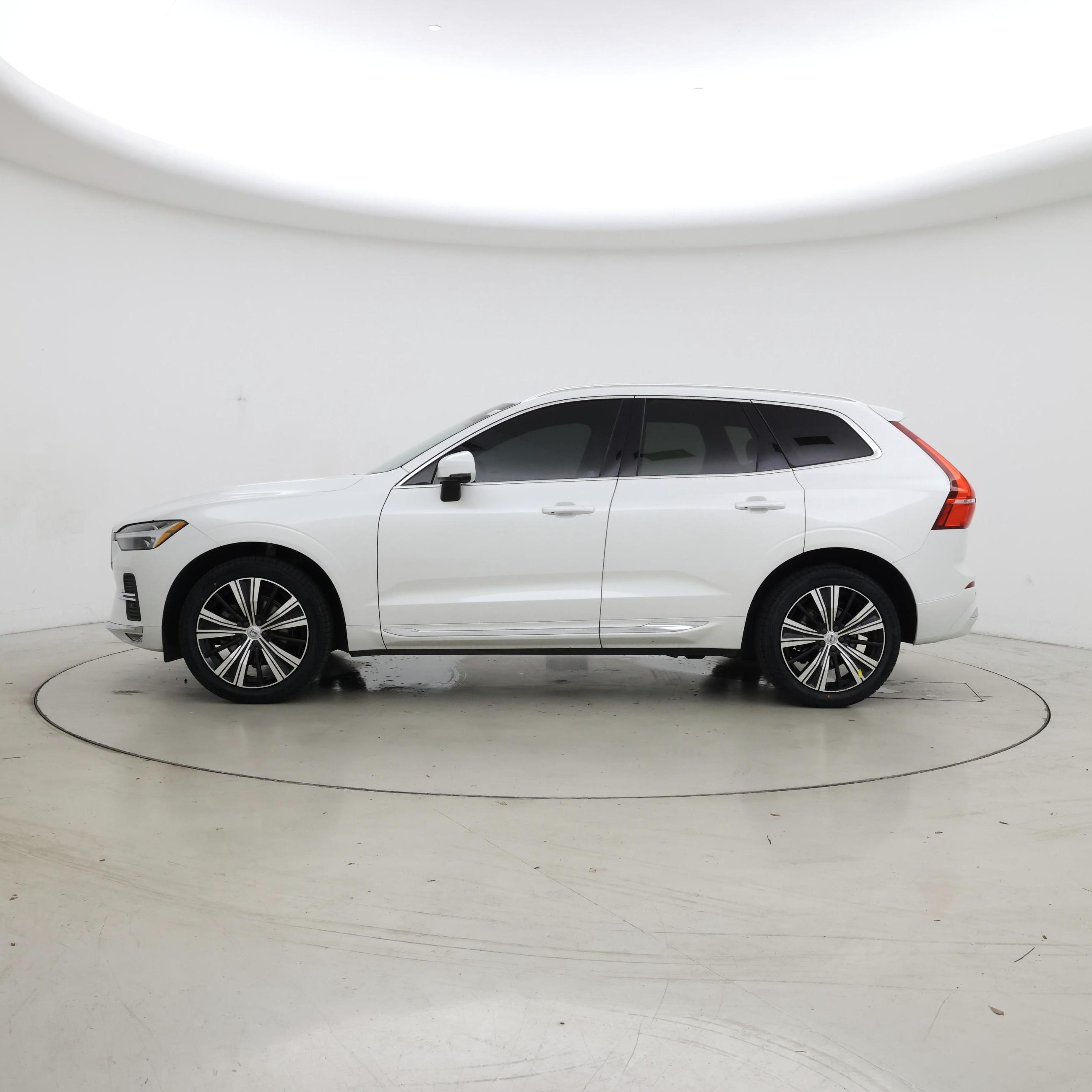 Thumbnail: 2022 Volvo XC60 - 3