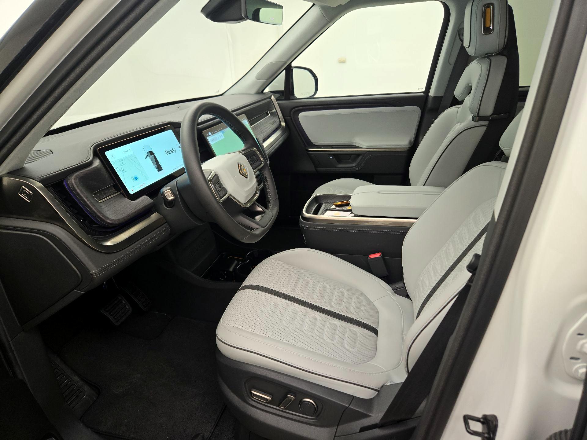 Thumbnail: 2025 Rivian R1S - 11