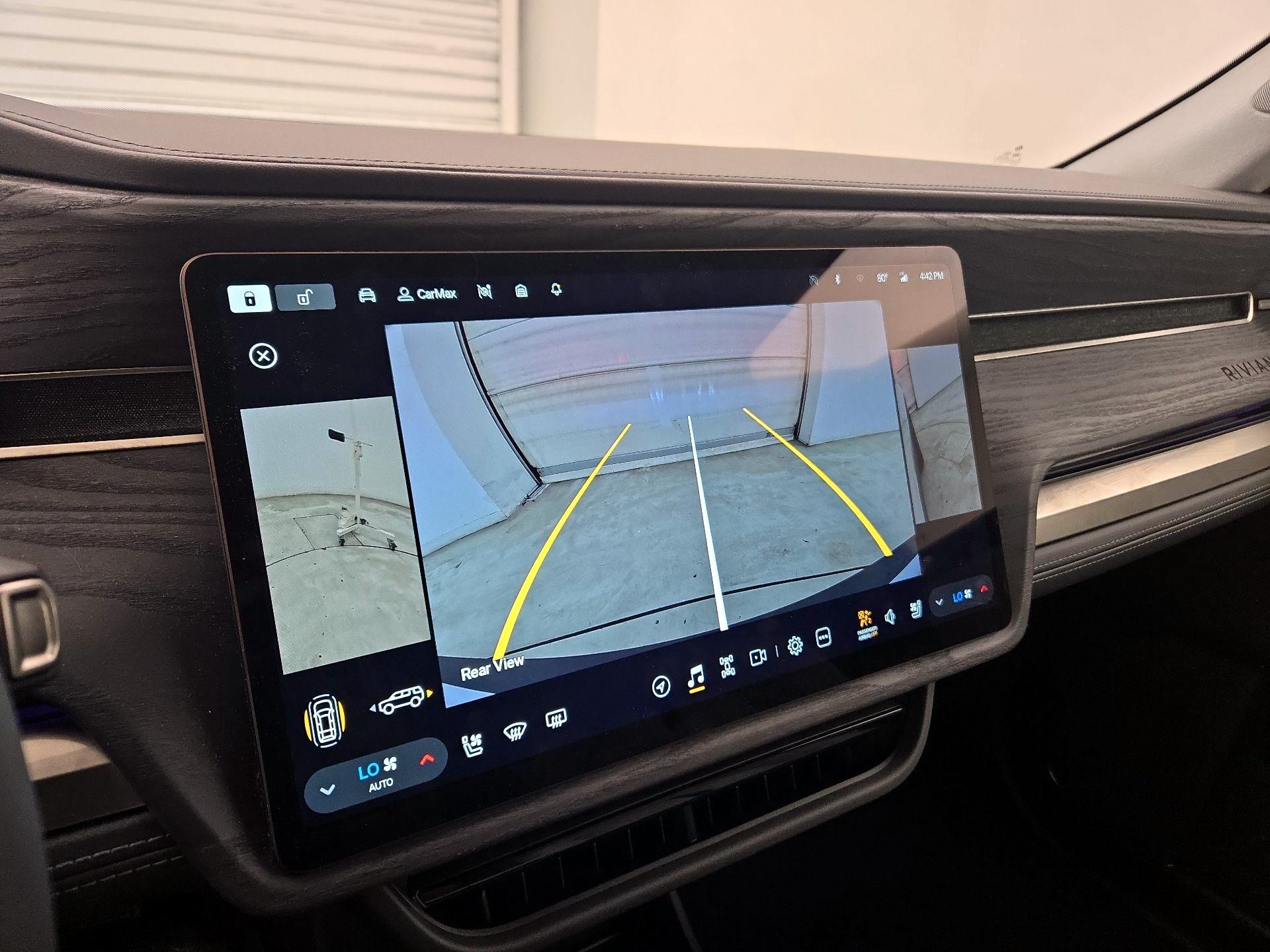 Thumbnail: 2025 Rivian R1S - 14