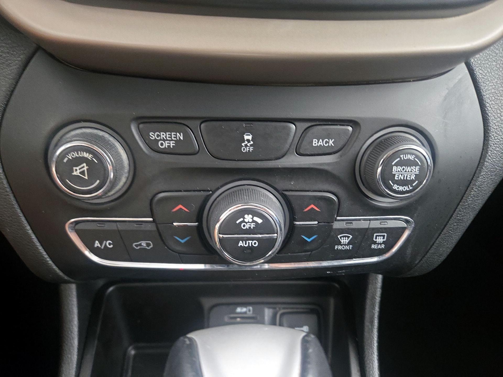 Thumbnail: 2014 Jeep Cherokee - 16