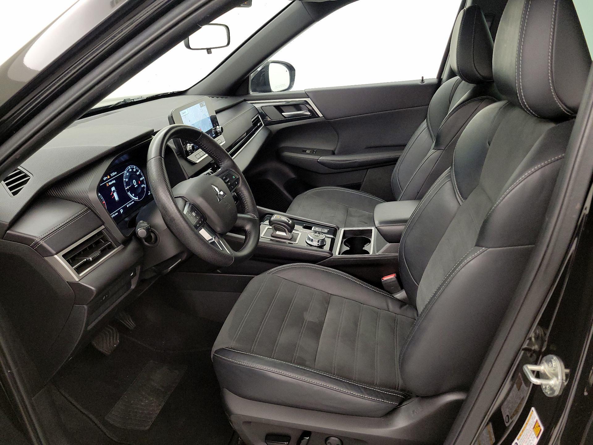 Thumbnail: 2023 Mitsubishi Outlander - 11
