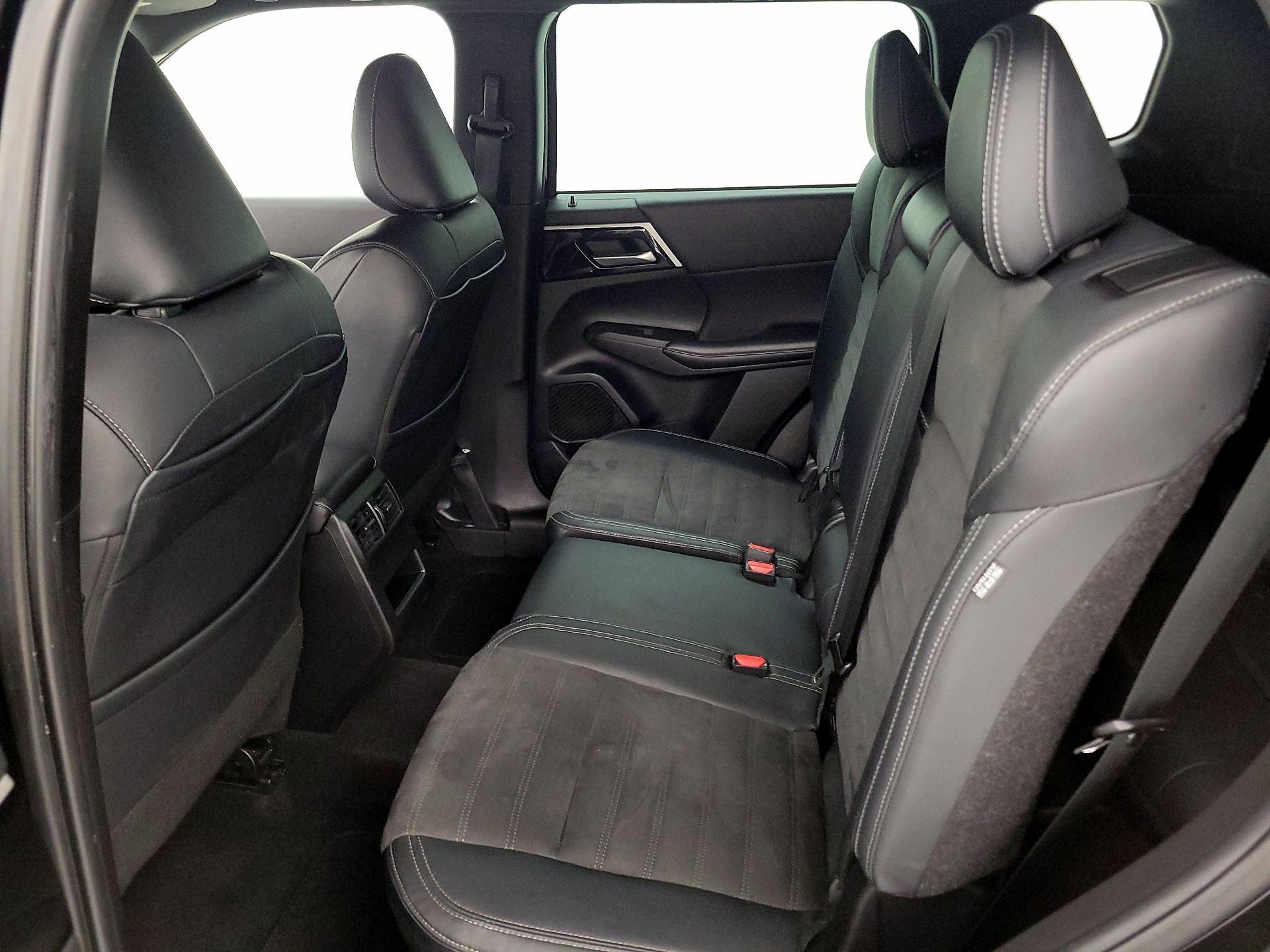 Thumbnail: 2023 Mitsubishi Outlander - 20