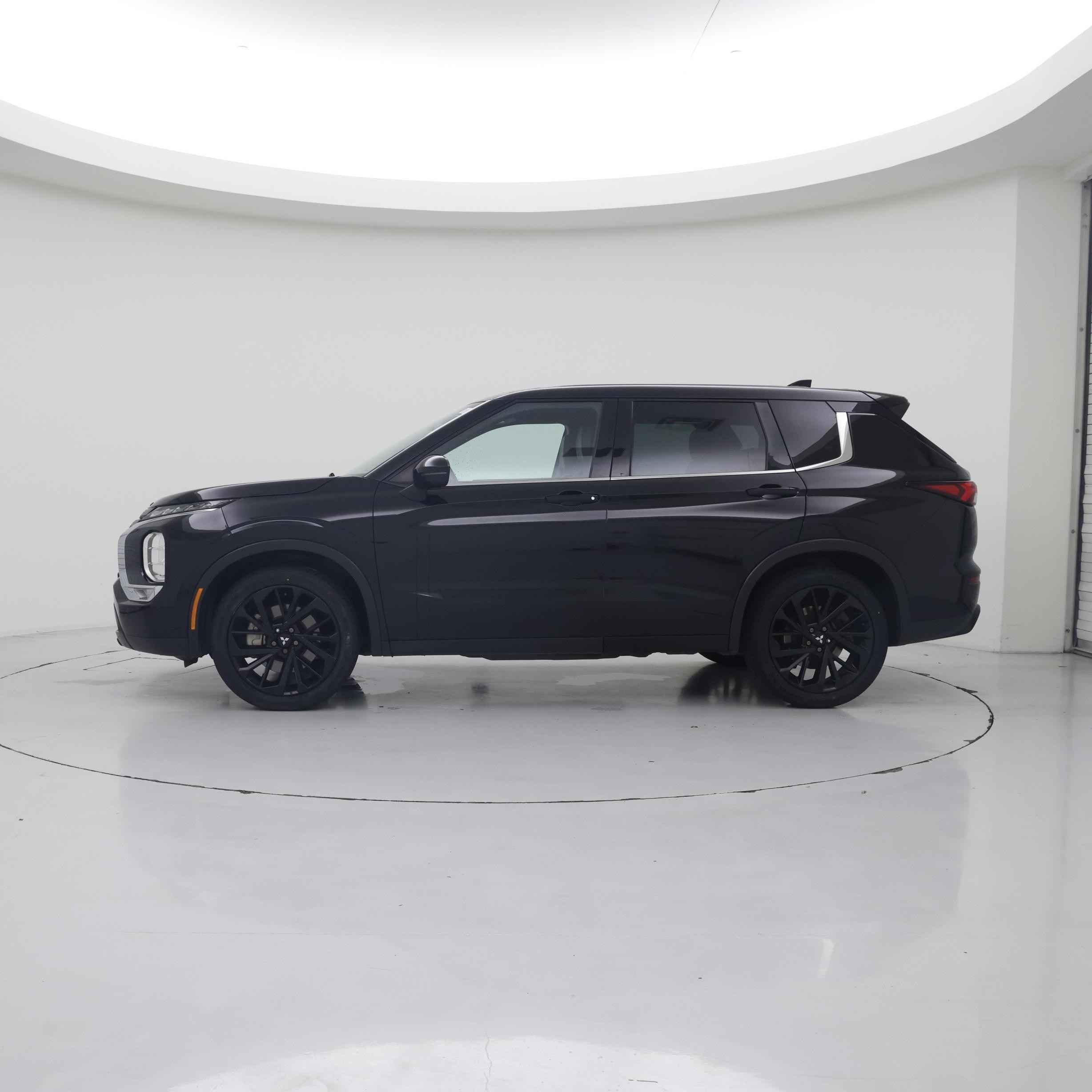 Thumbnail: 2023 Mitsubishi Outlander - 3
