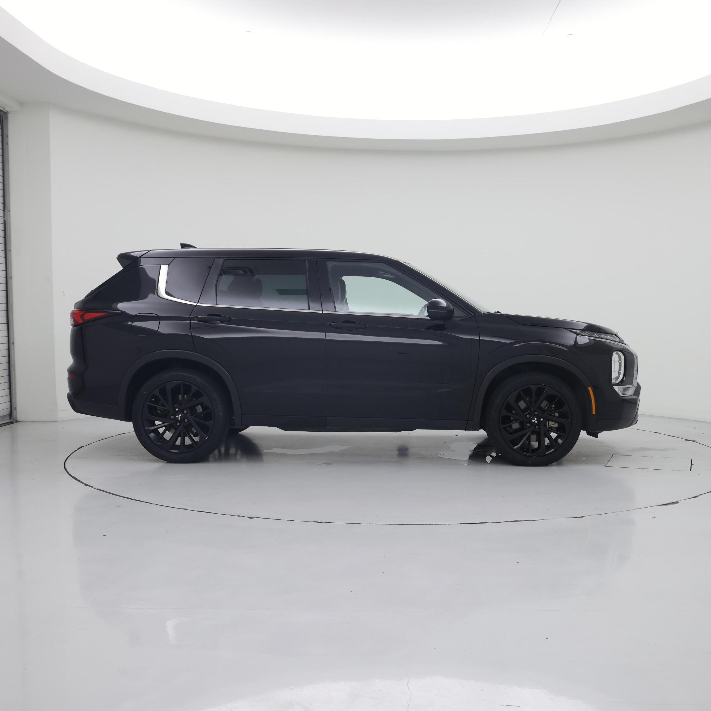 Thumbnail: 2023 Mitsubishi Outlander - 7