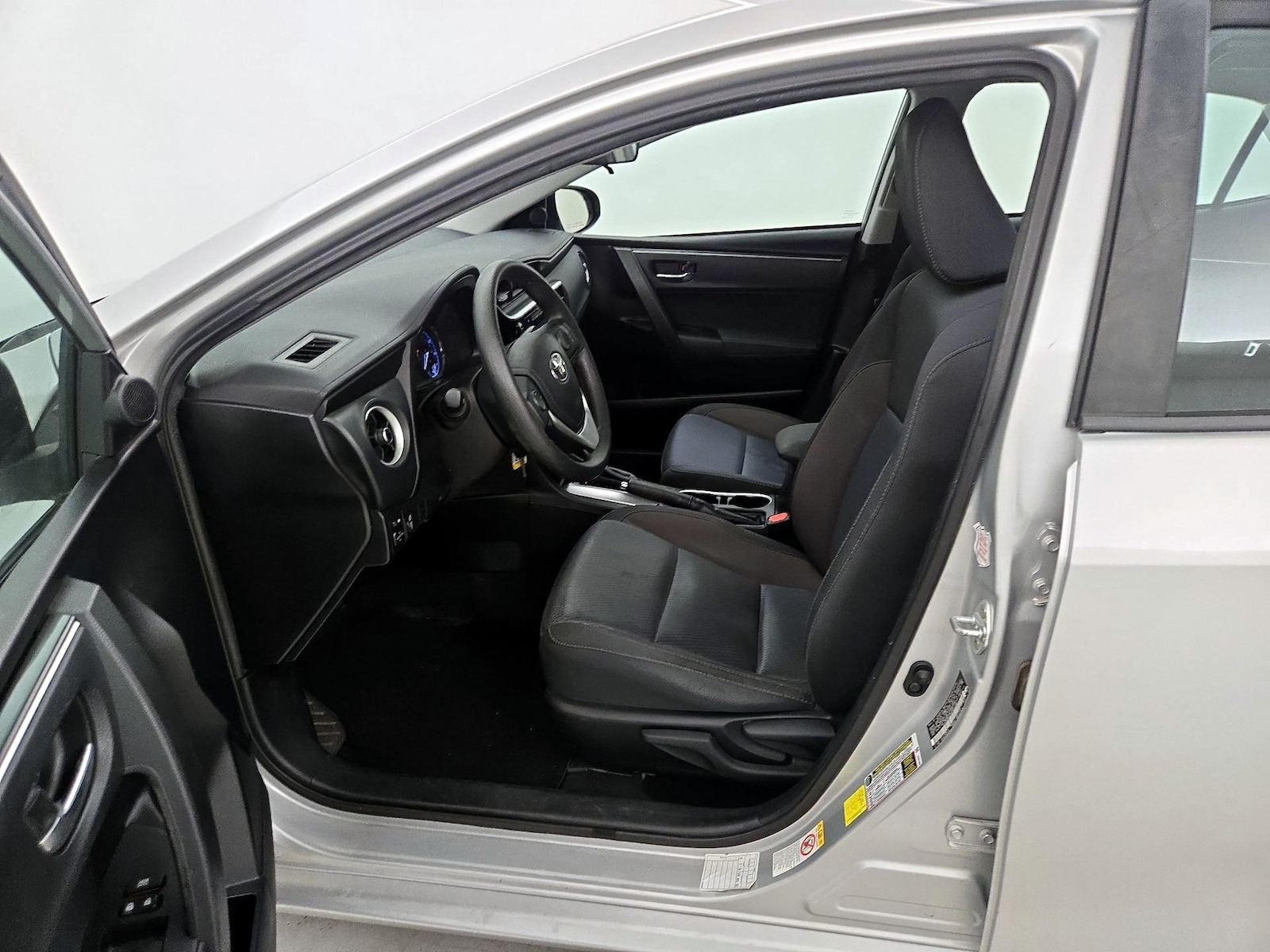 2017 Toyota Corolla LE - Photo 12