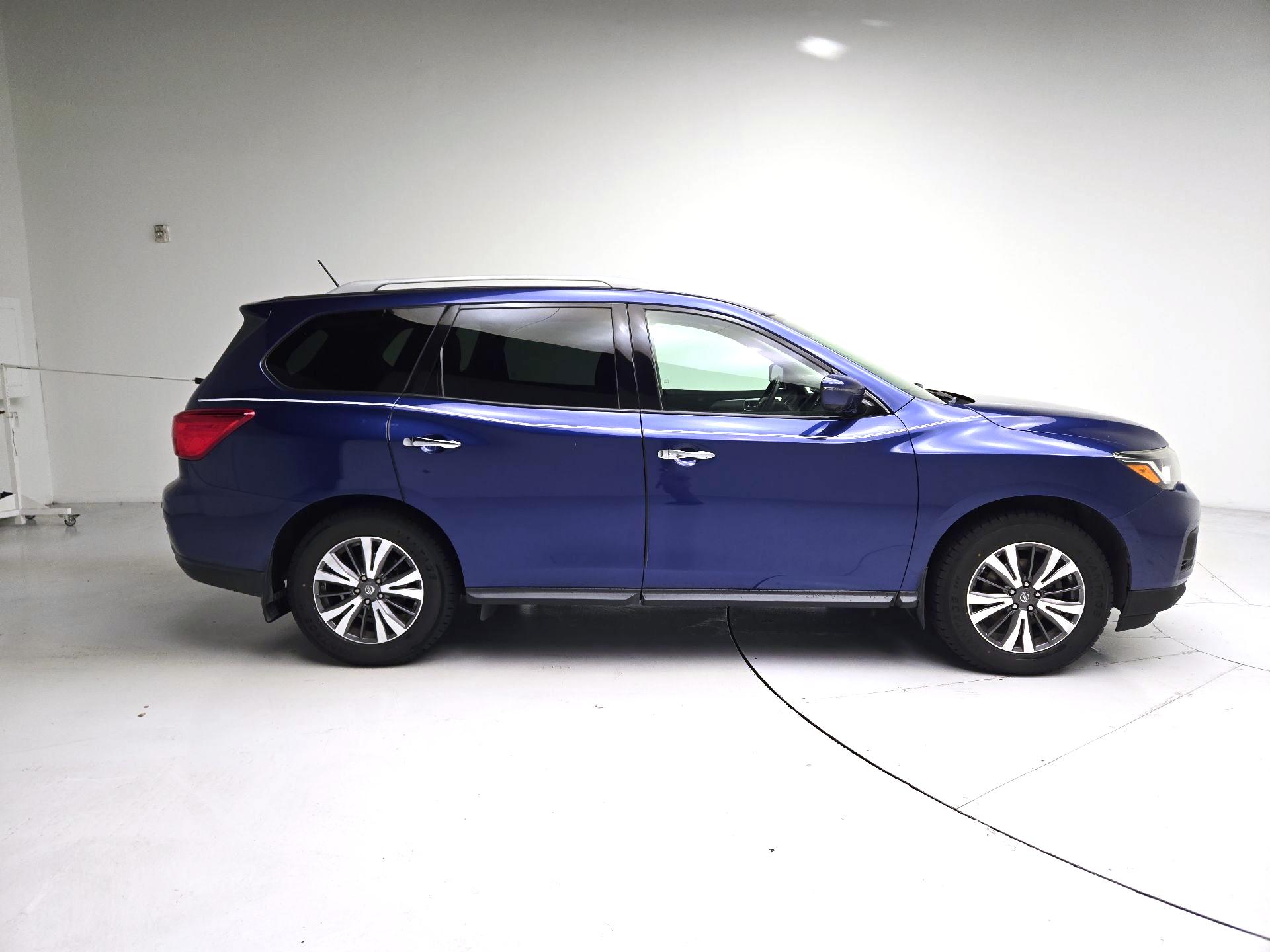 Thumbnail: 2017 Nissan Pathfinder - 4