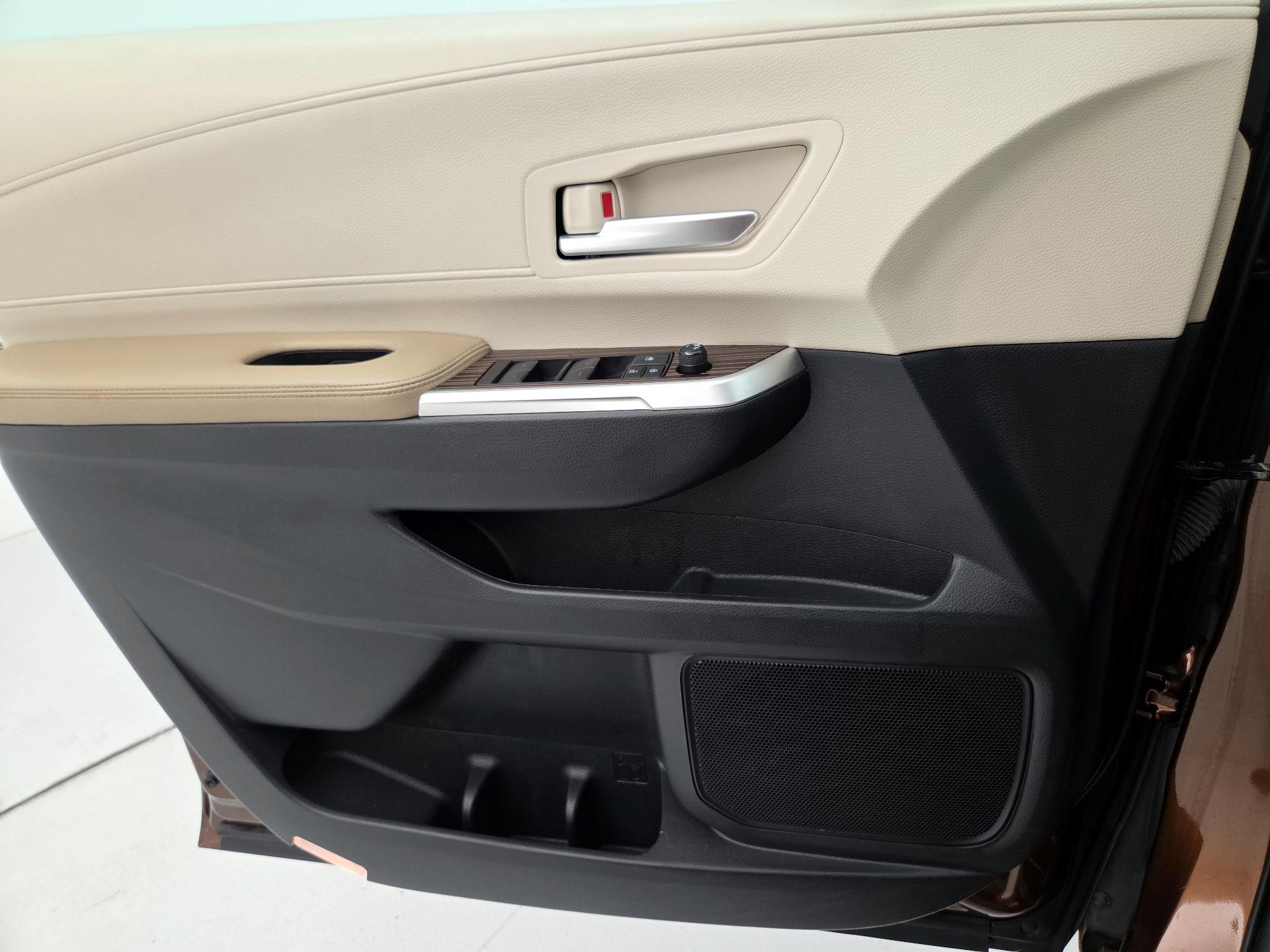 Thumbnail: 2021 Toyota Sienna - 12