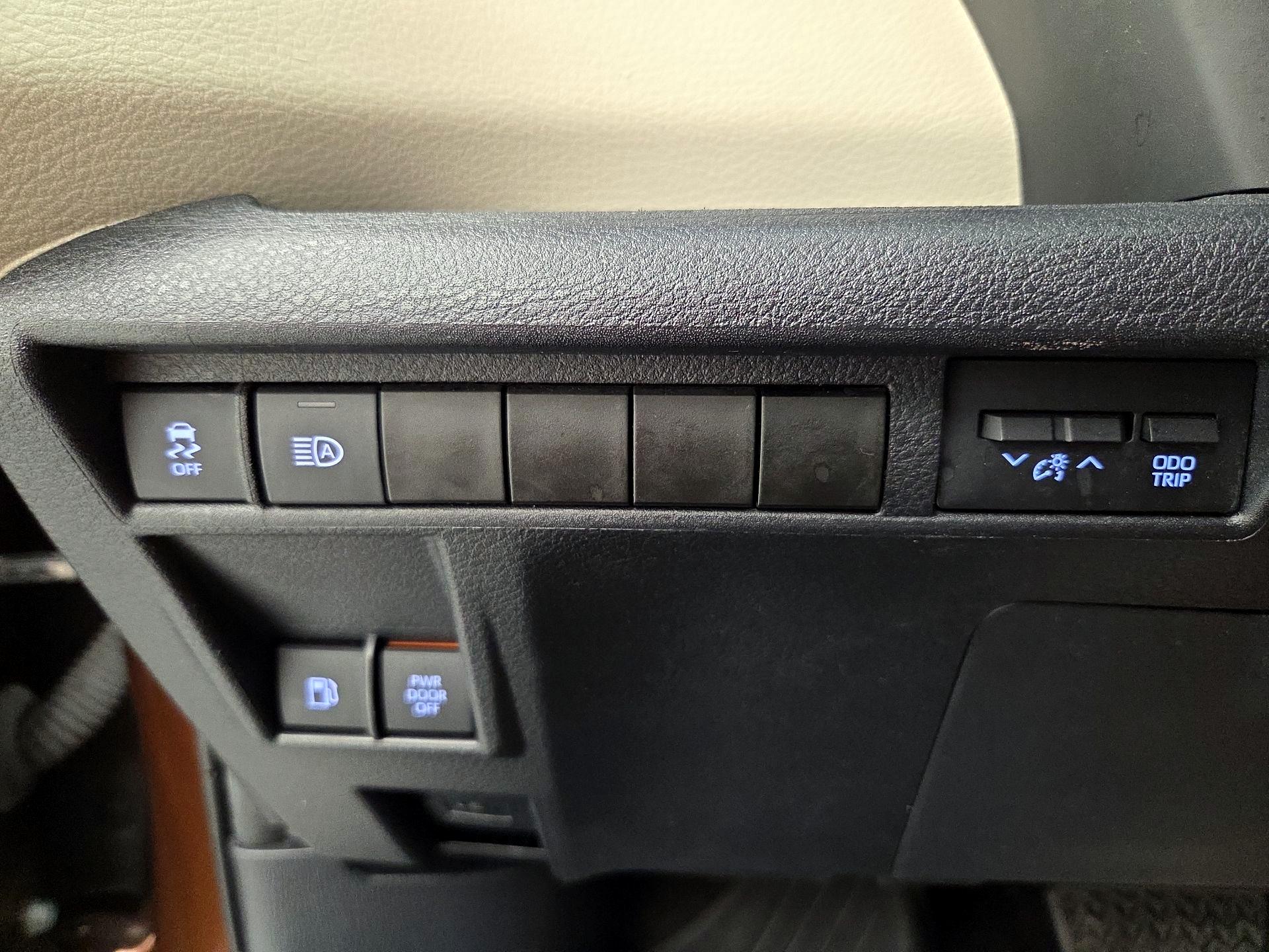 Thumbnail: 2021 Toyota Sienna - 13