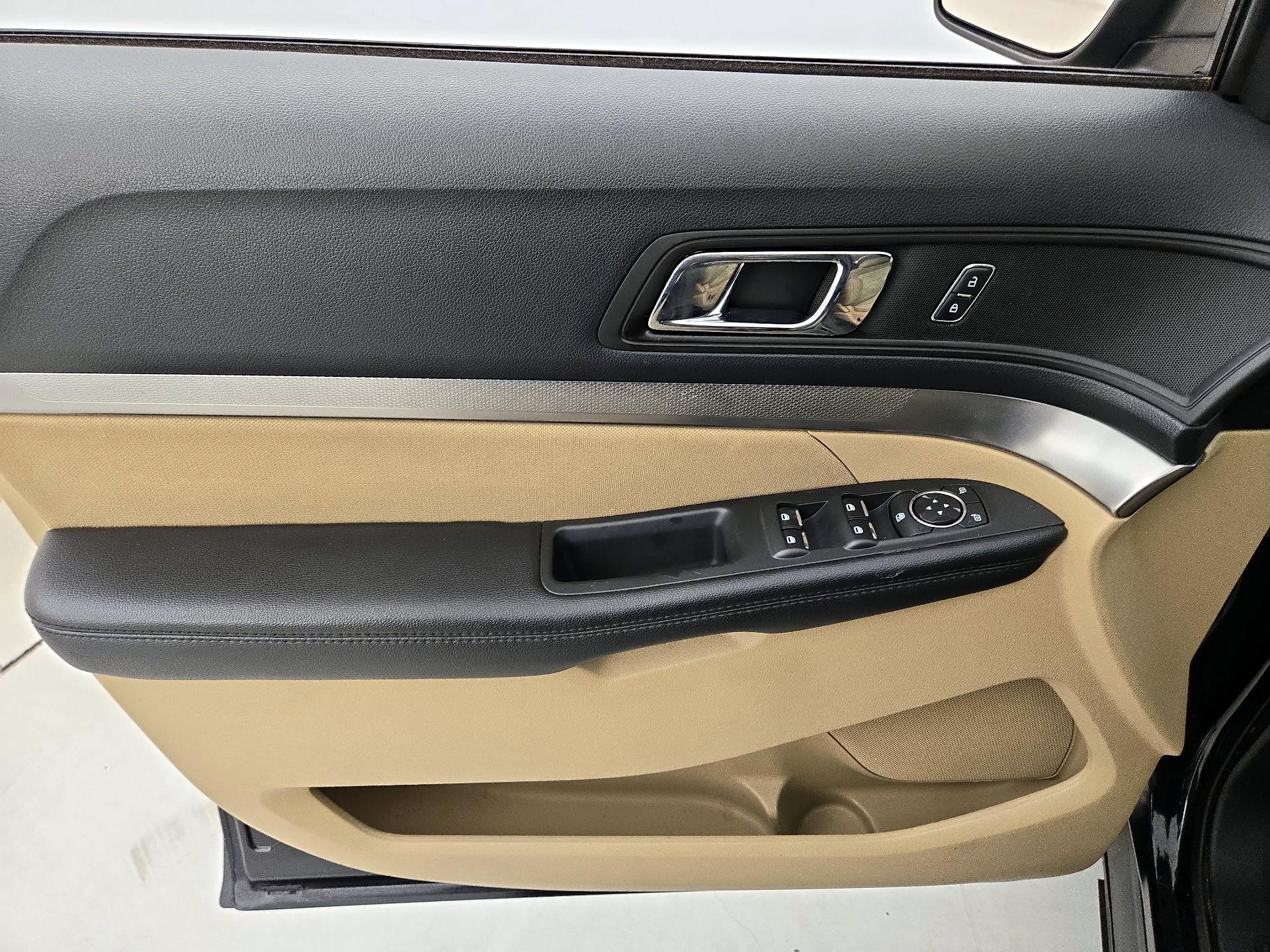Thumbnail: 2016 Ford Explorer - 12