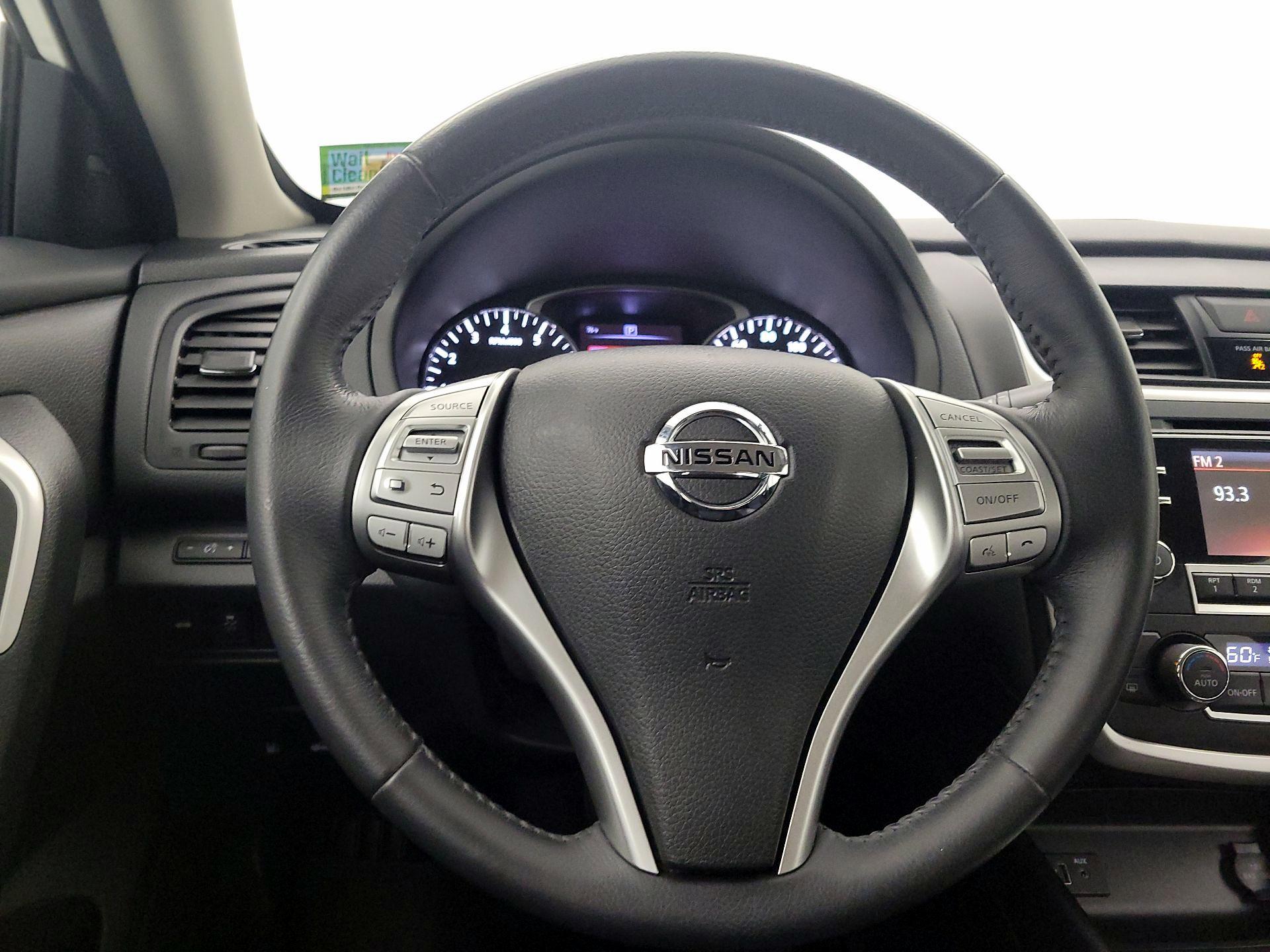 Thumbnail: 2017 Nissan Altima - 10