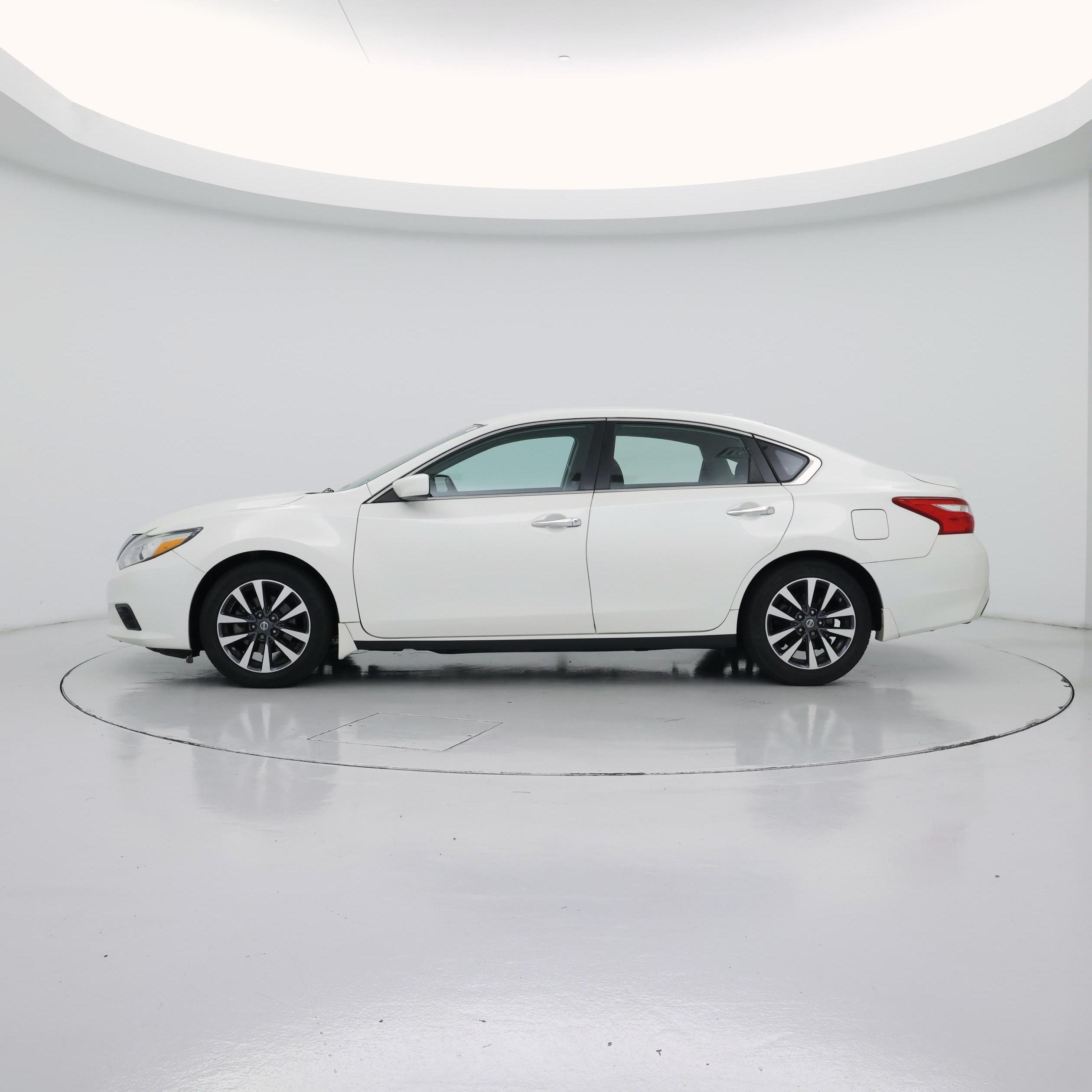 Thumbnail: 2017 Nissan Altima - 3