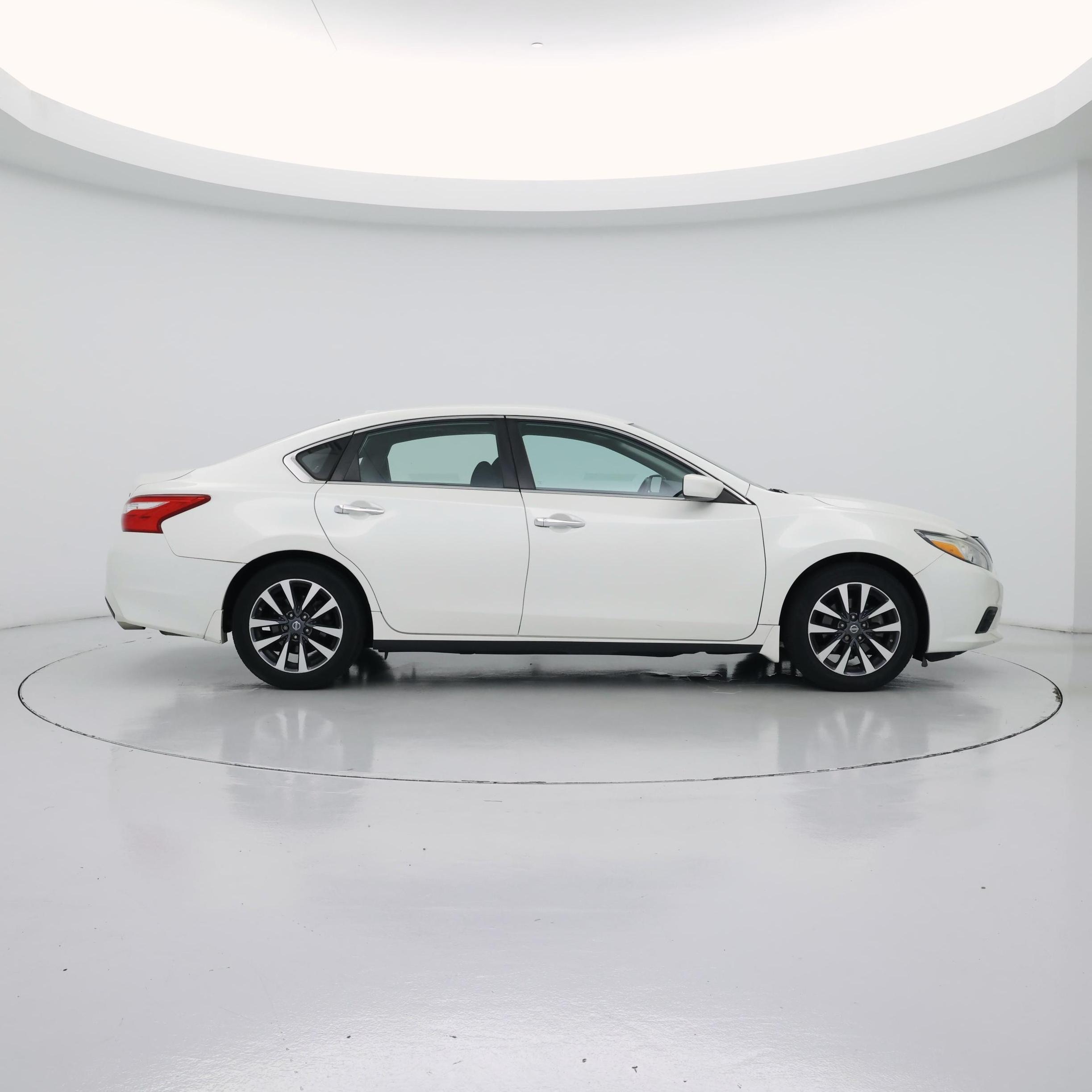 Thumbnail: 2017 Nissan Altima - 7