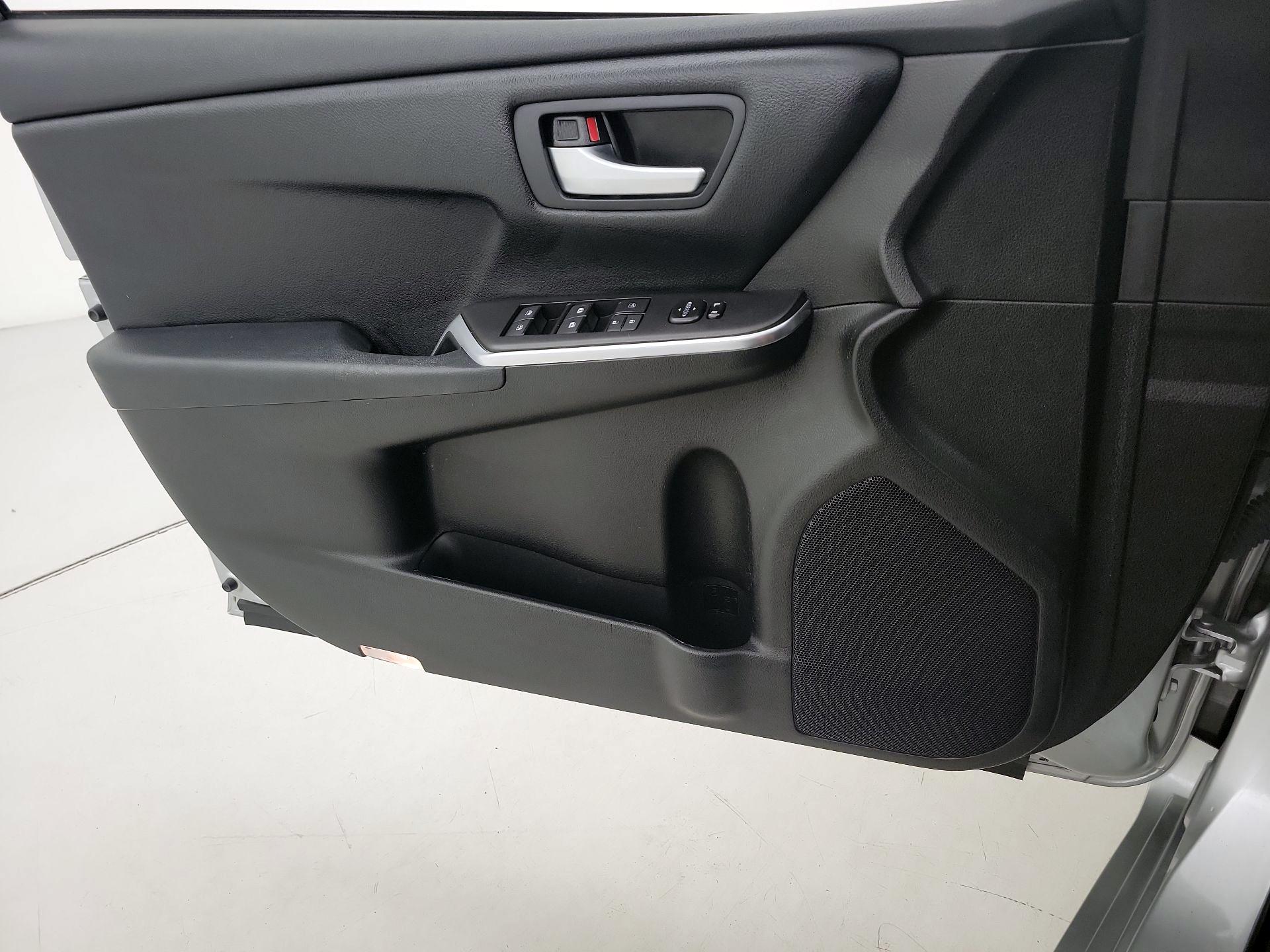 Thumbnail: 2016 Toyota Camry - 12