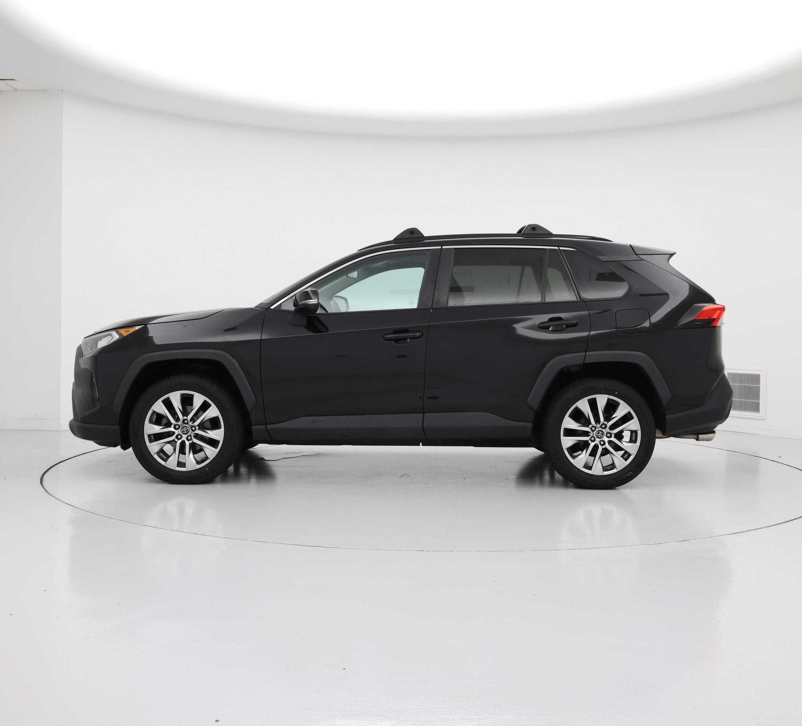 Thumbnail: 2021 Toyota RAV4 - 3