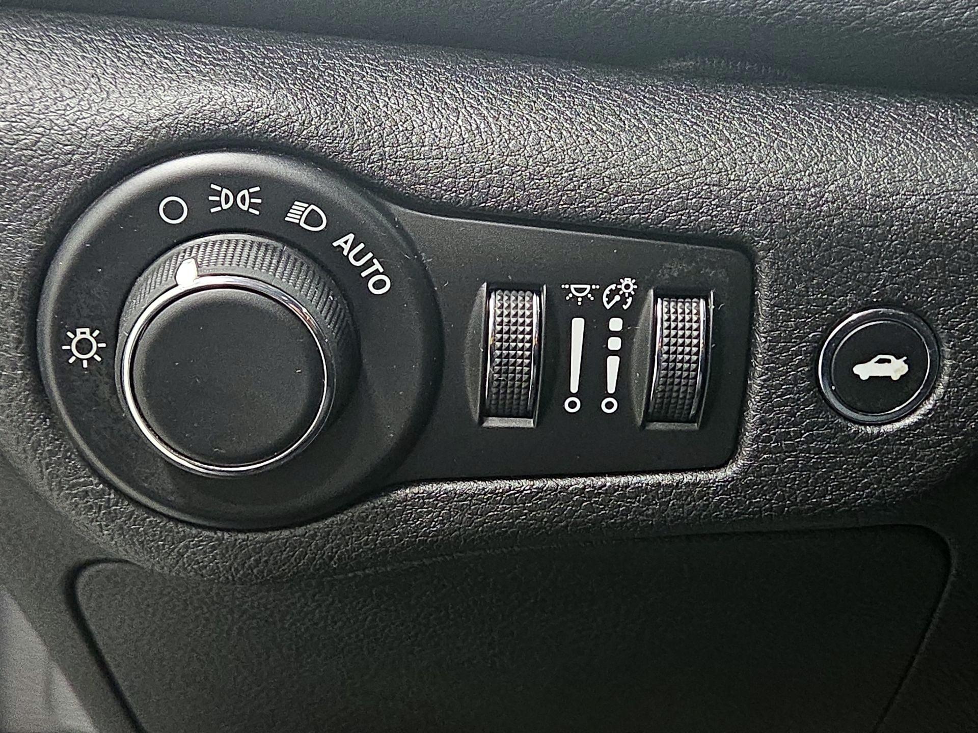 Thumbnail: 2016 Chrysler 200 - 13