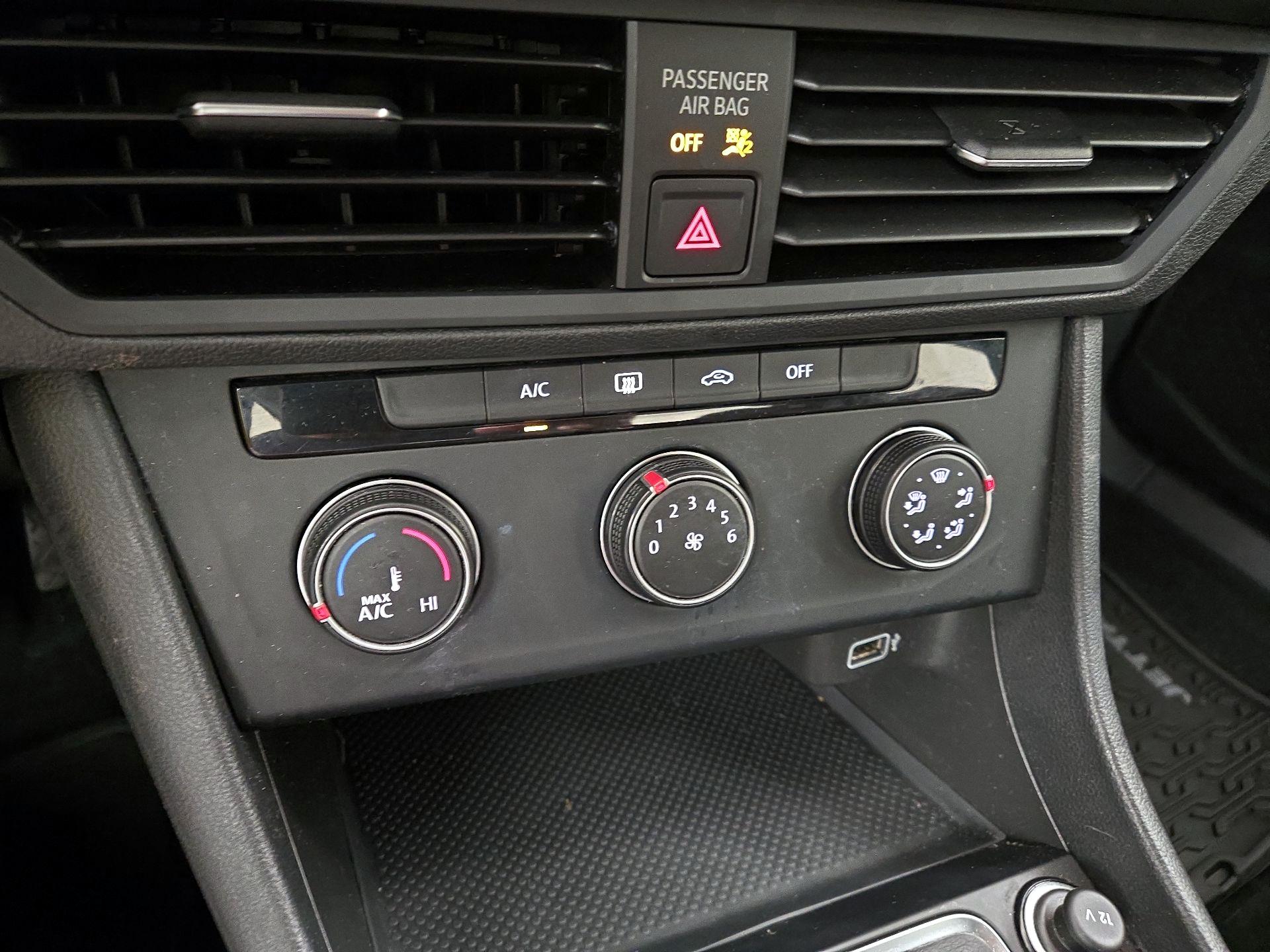 Thumbnail: 2019 Volkswagen Jetta - 16