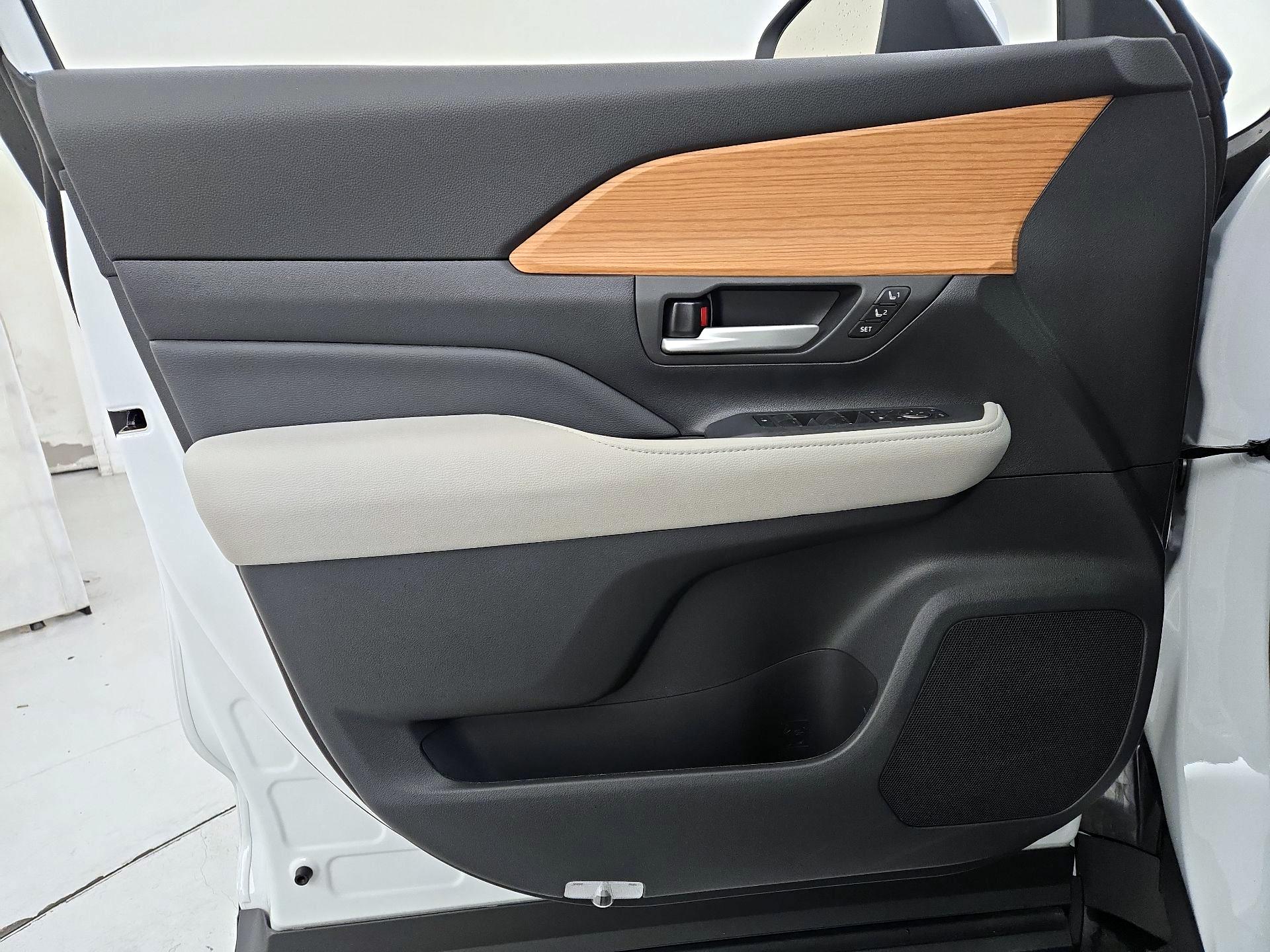 Thumbnail: 2026 Toyota Grand Highlander - 12
