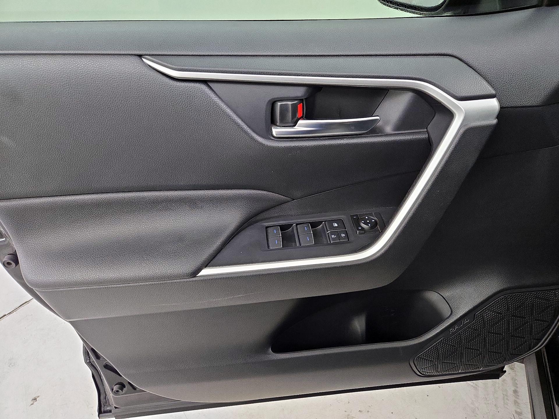 Thumbnail: 2022 Toyota RAV4 - 12
