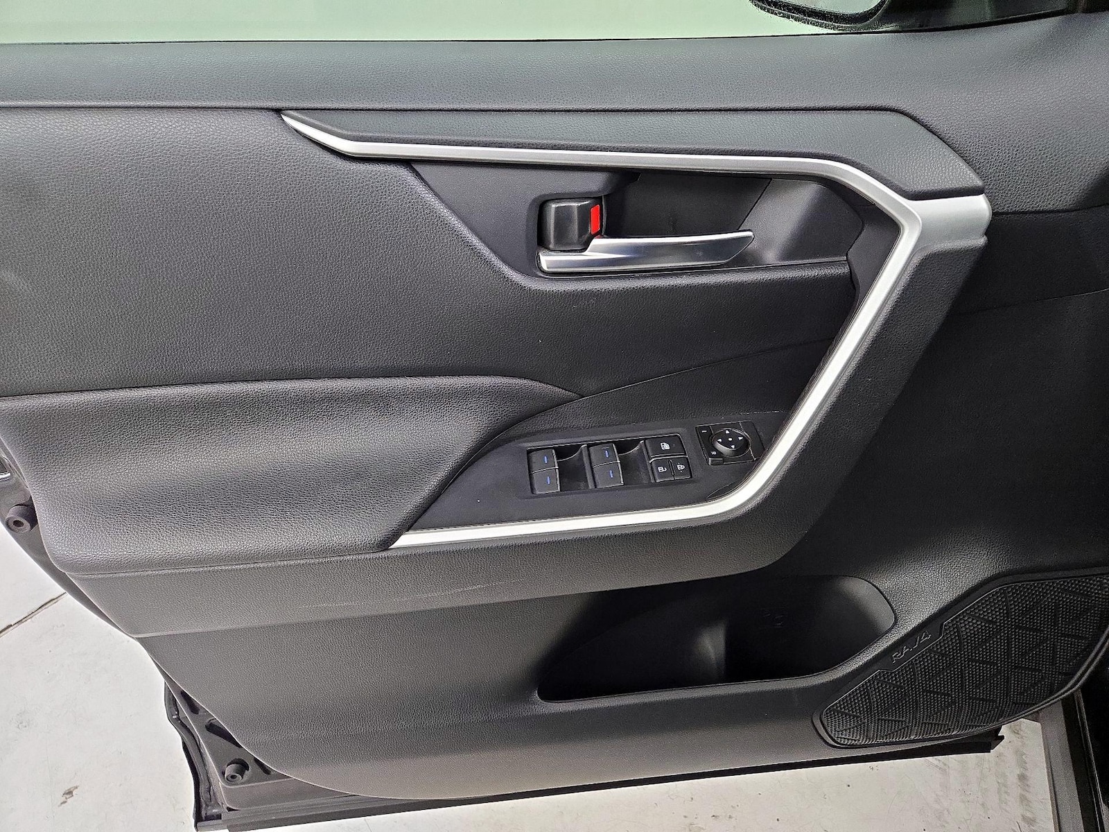 2022 Toyota RAV4 SE - Photo 13