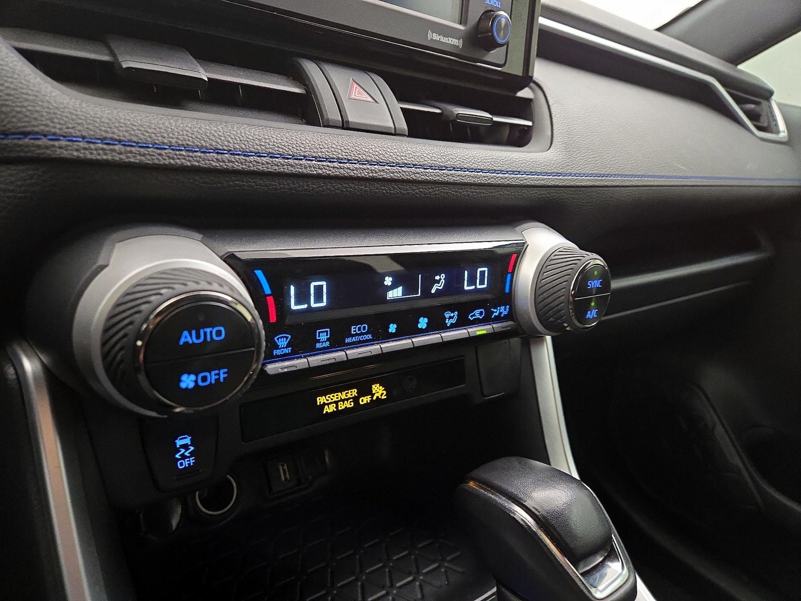 2022 Toyota RAV4 SE - Photo 17