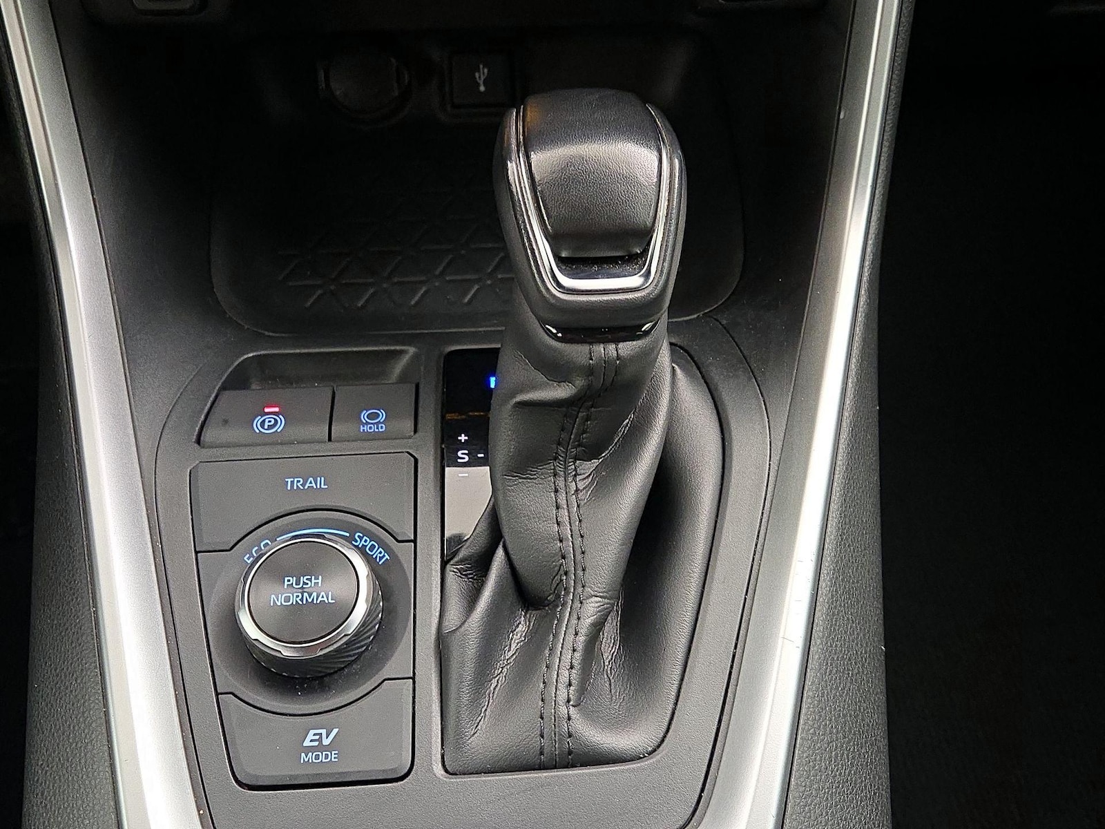 2022 Toyota RAV4 SE - Photo 18