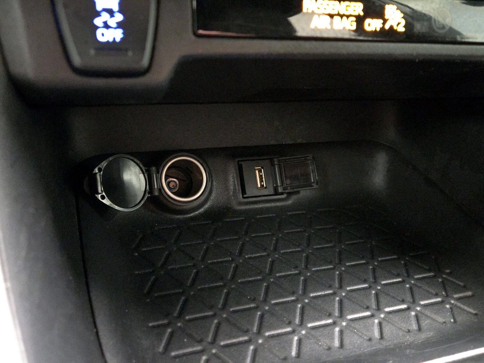 2022 Toyota RAV4 SE - Photo 19