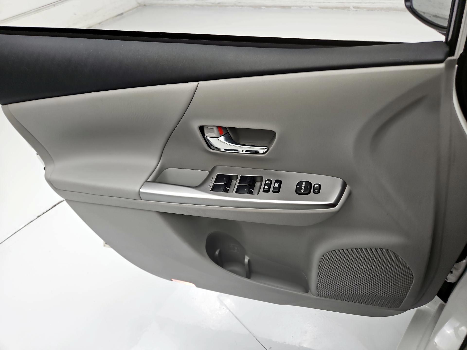 Thumbnail: 2015 Toyota Prius v - 12