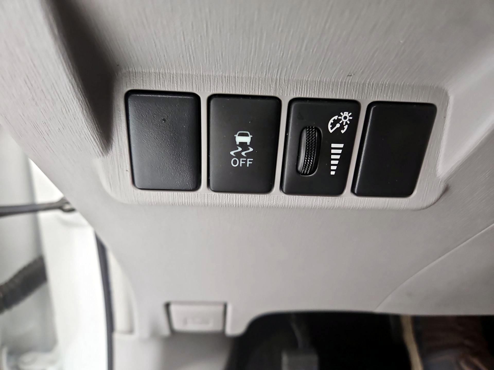 Thumbnail: 2015 Toyota Prius v - 13