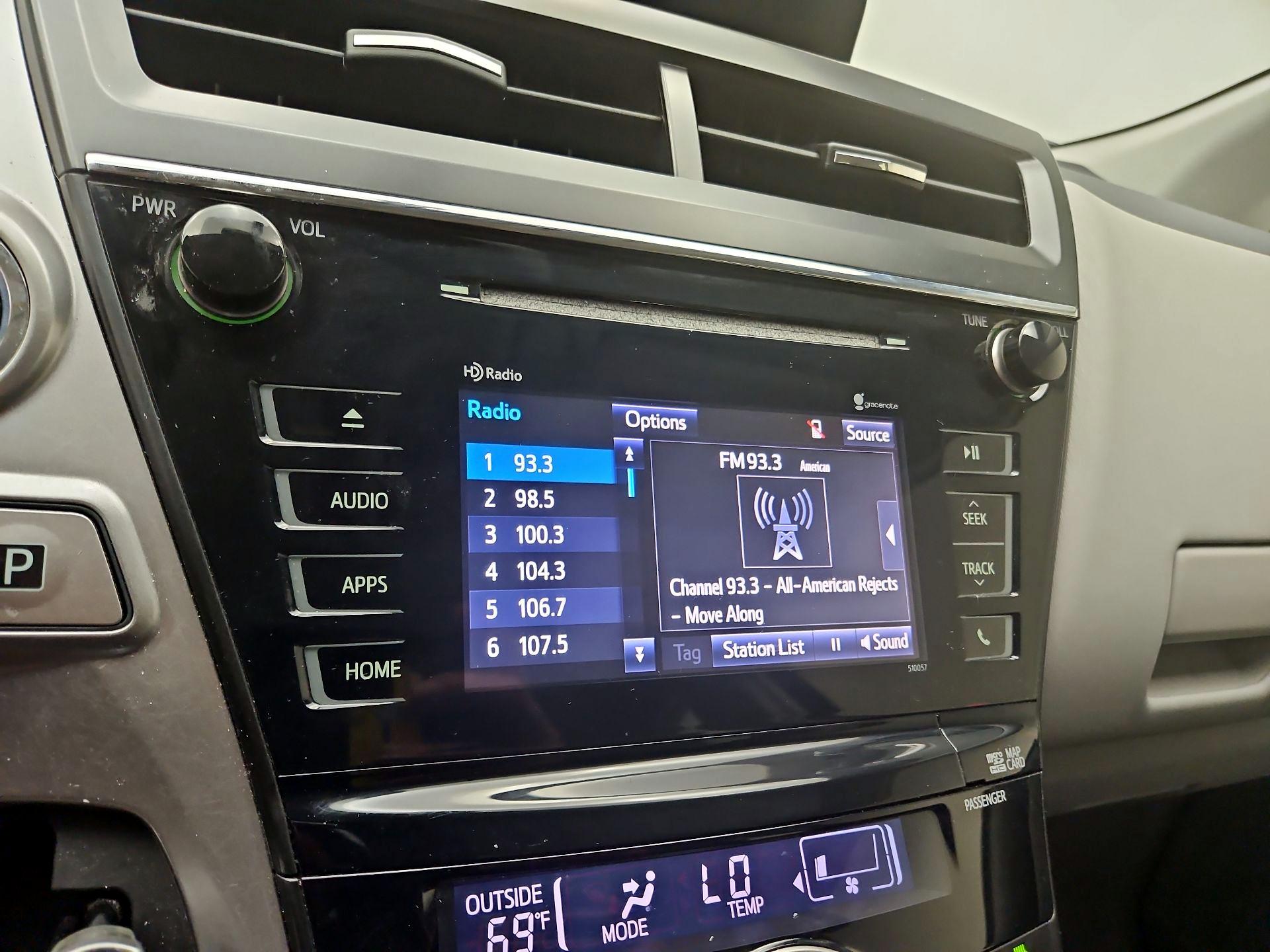 Thumbnail: 2015 Toyota Prius v - 16