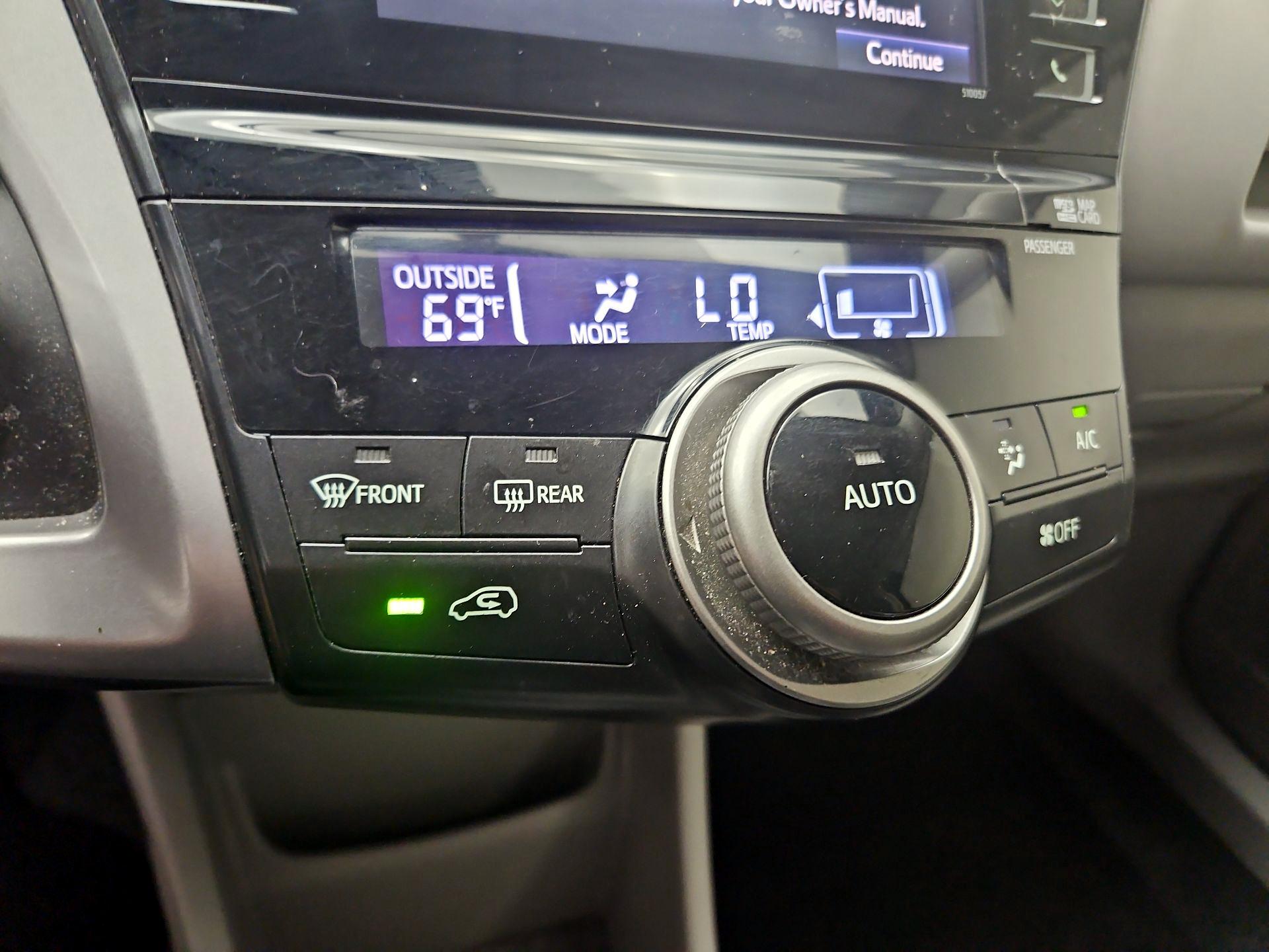 Thumbnail: 2015 Toyota Prius v - 17