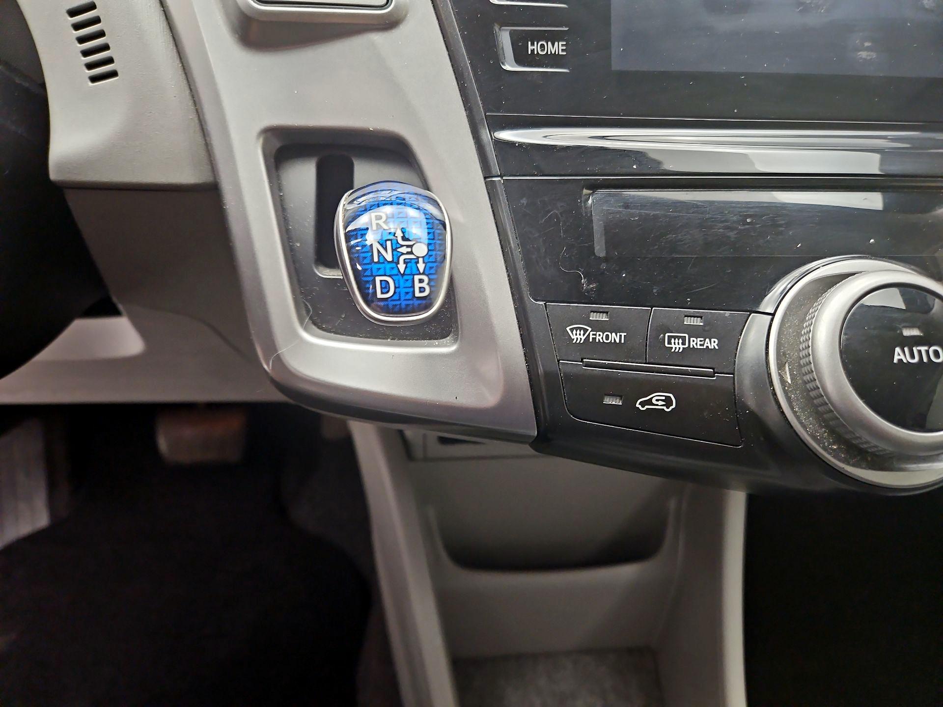 Thumbnail: 2015 Toyota Prius v - 18