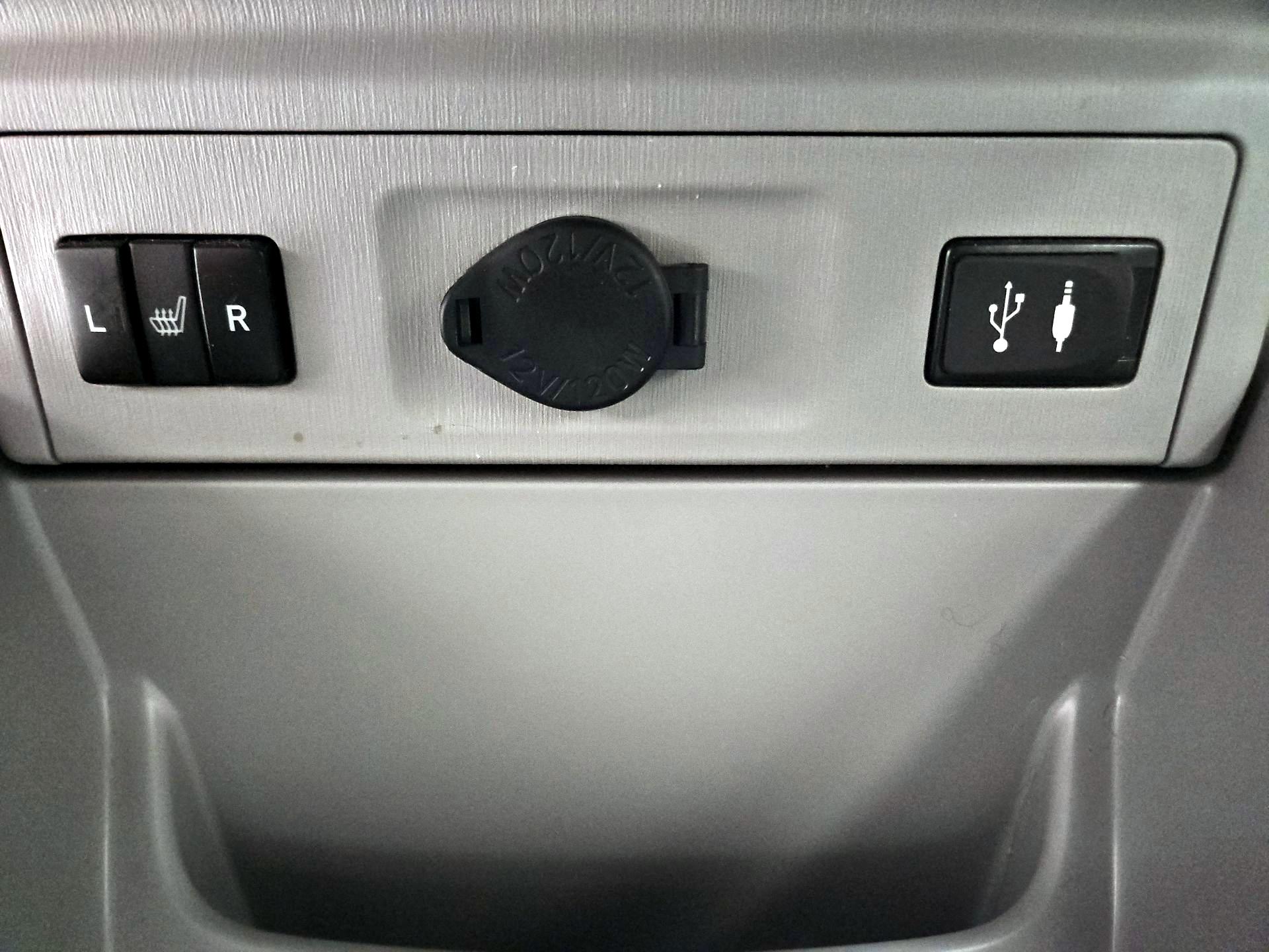 Thumbnail: 2015 Toyota Prius v - 19