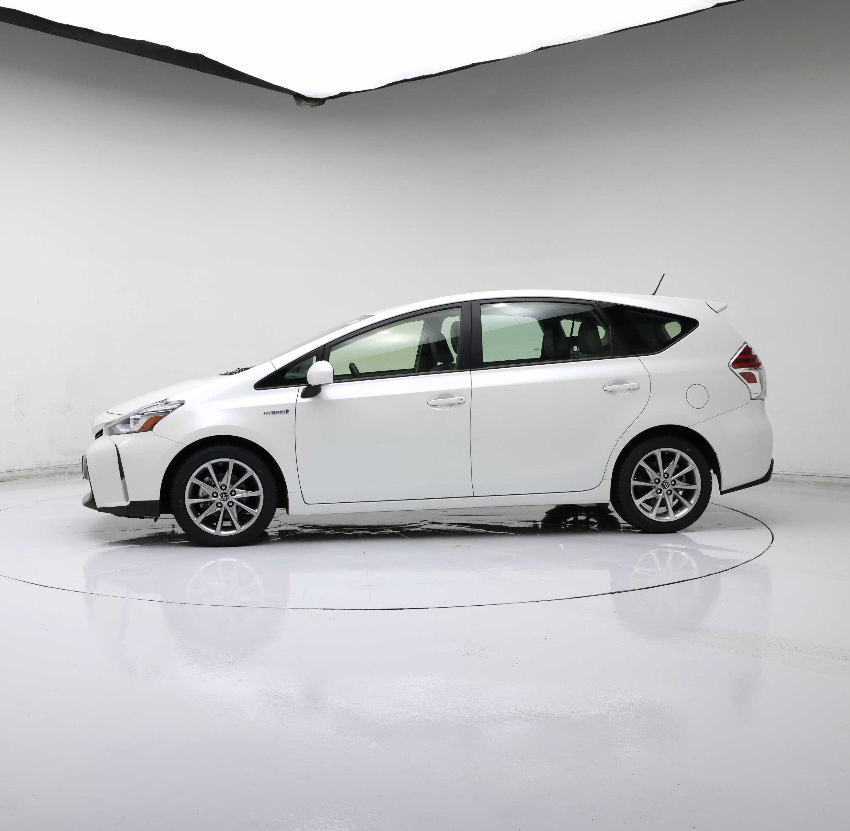 Thumbnail: 2015 Toyota Prius v - 3