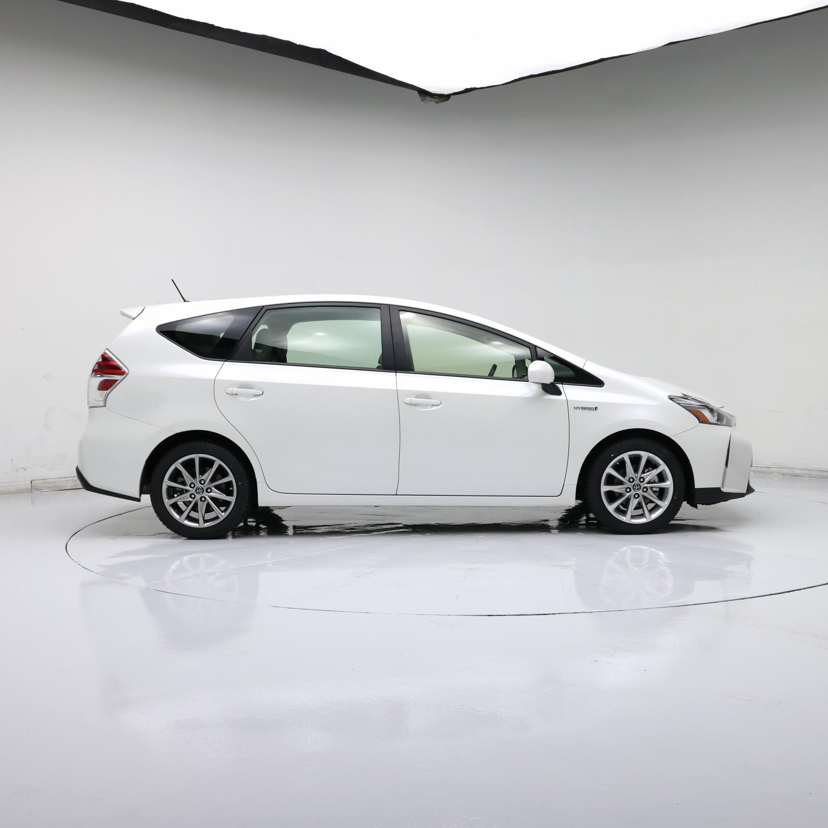 Thumbnail: 2015 Toyota Prius v - 7