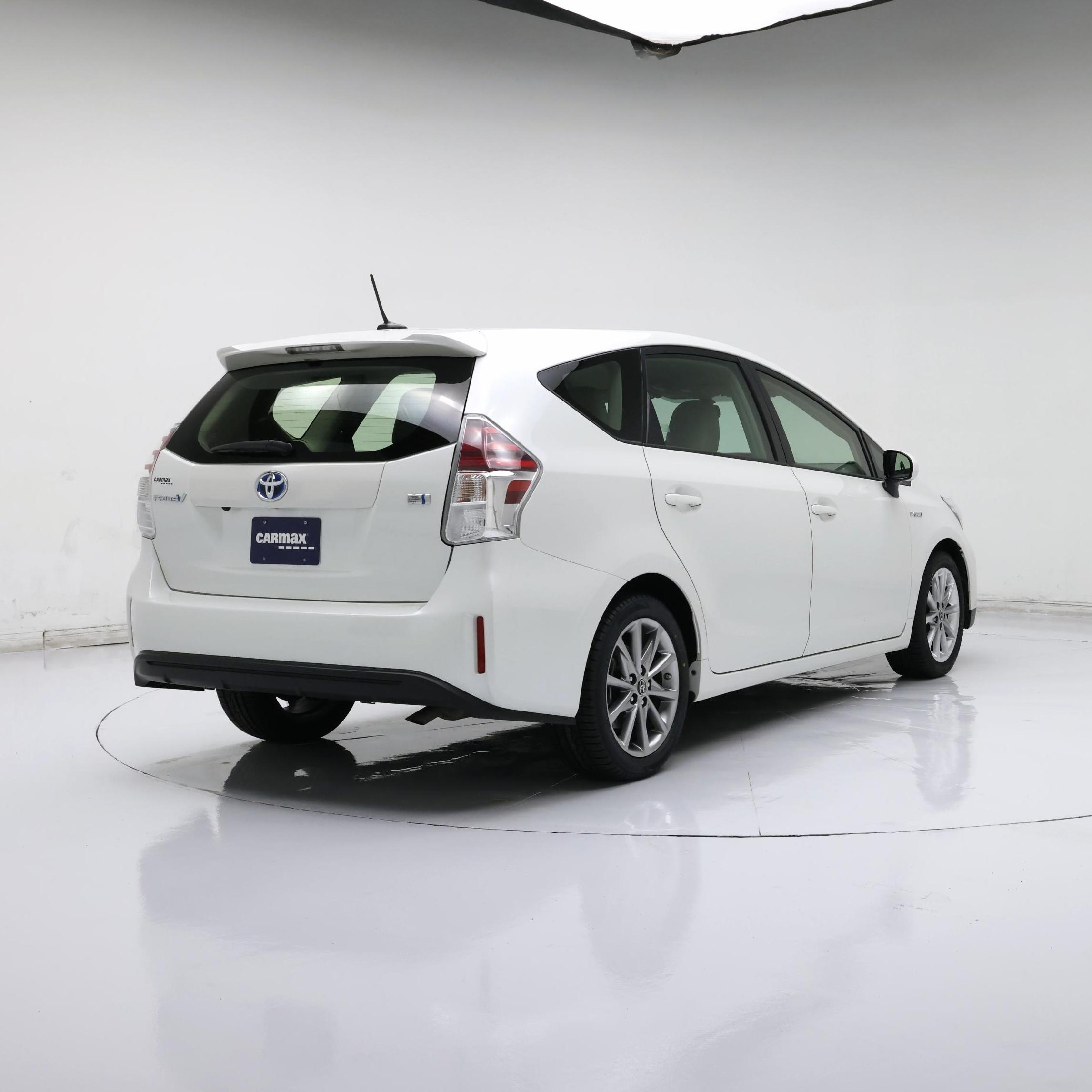 Thumbnail: 2015 Toyota Prius v - 8