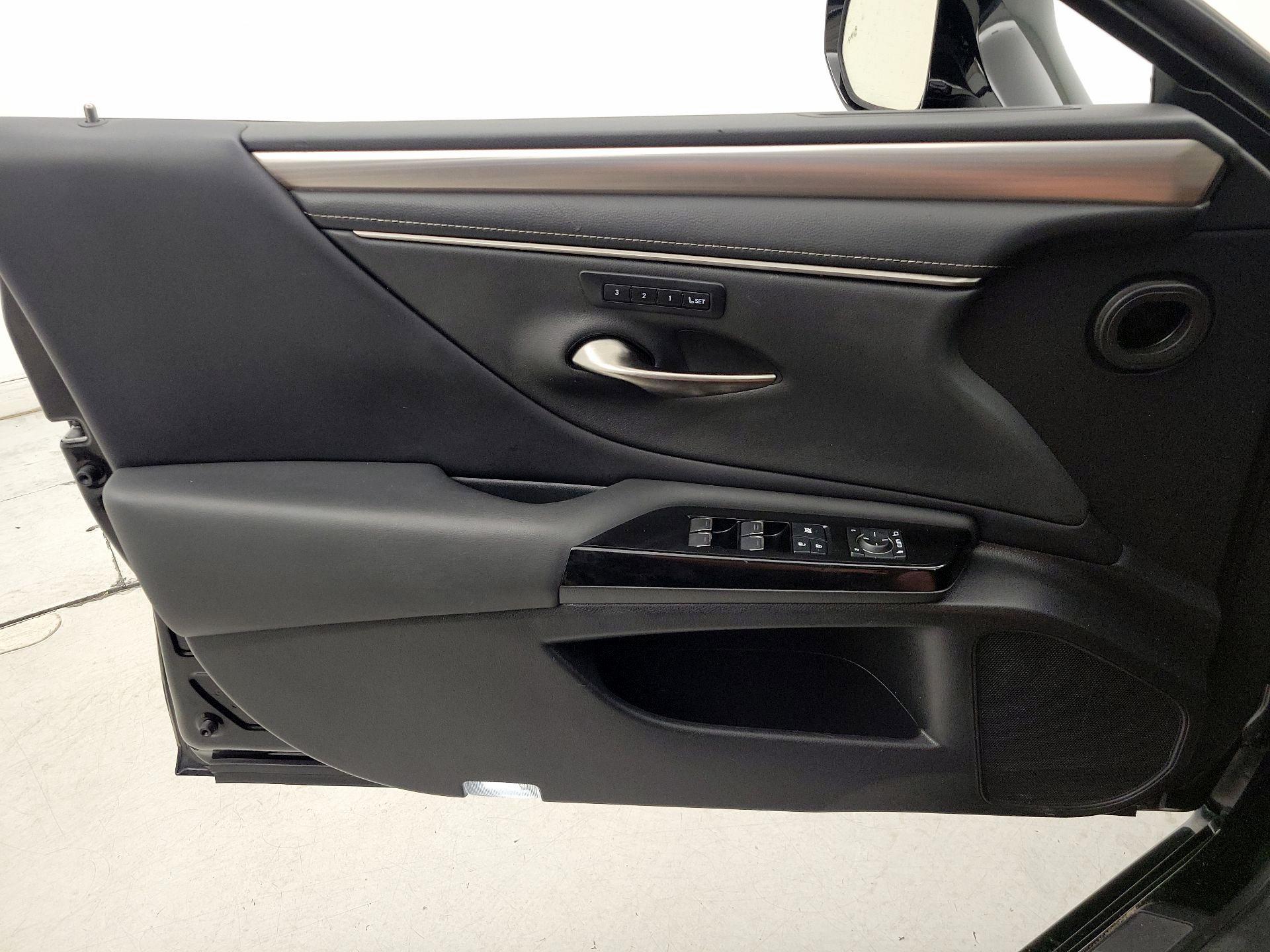 Thumbnail: 2022 Lexus ES - 12