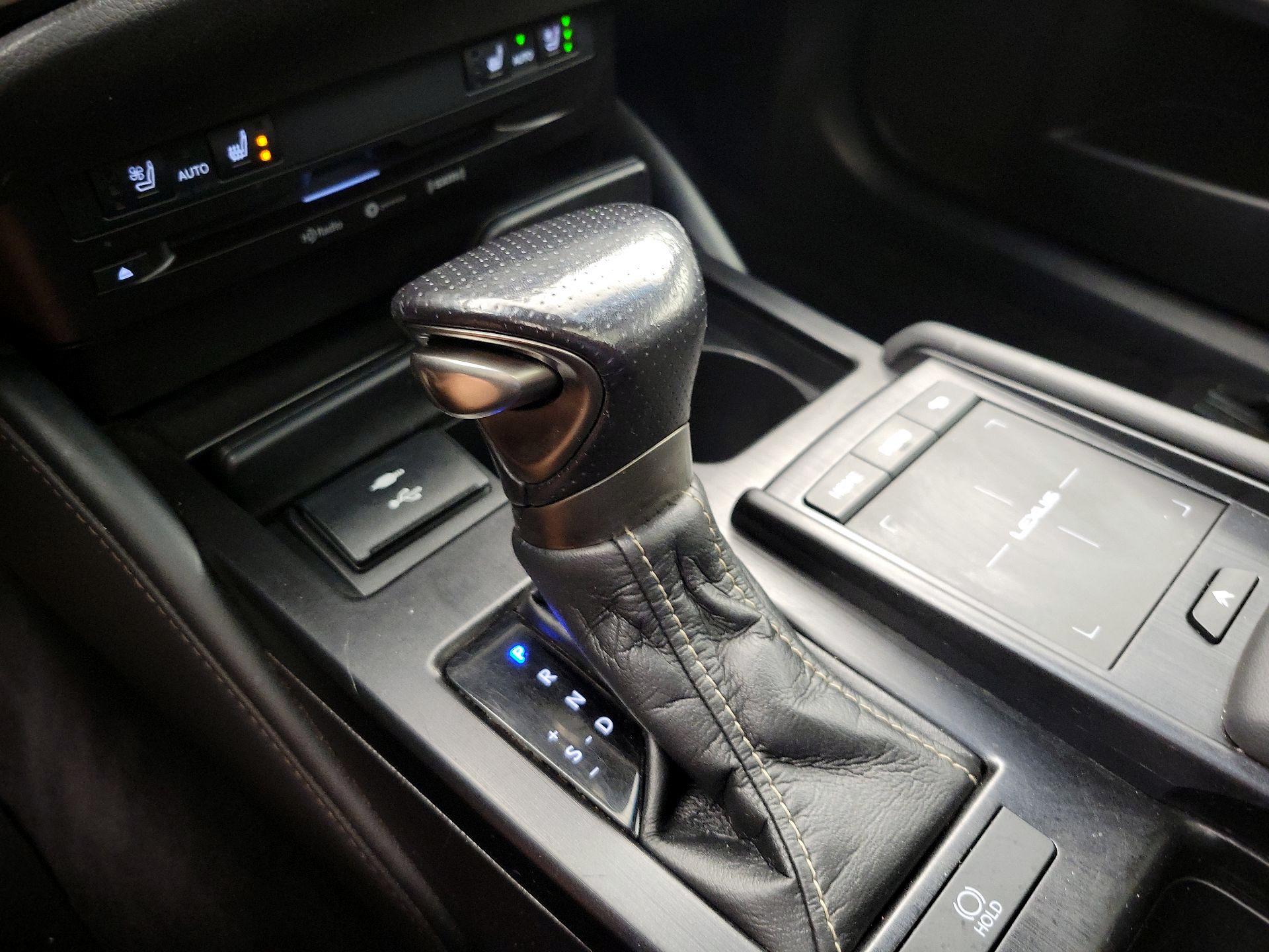 Thumbnail: 2022 Lexus ES - 17