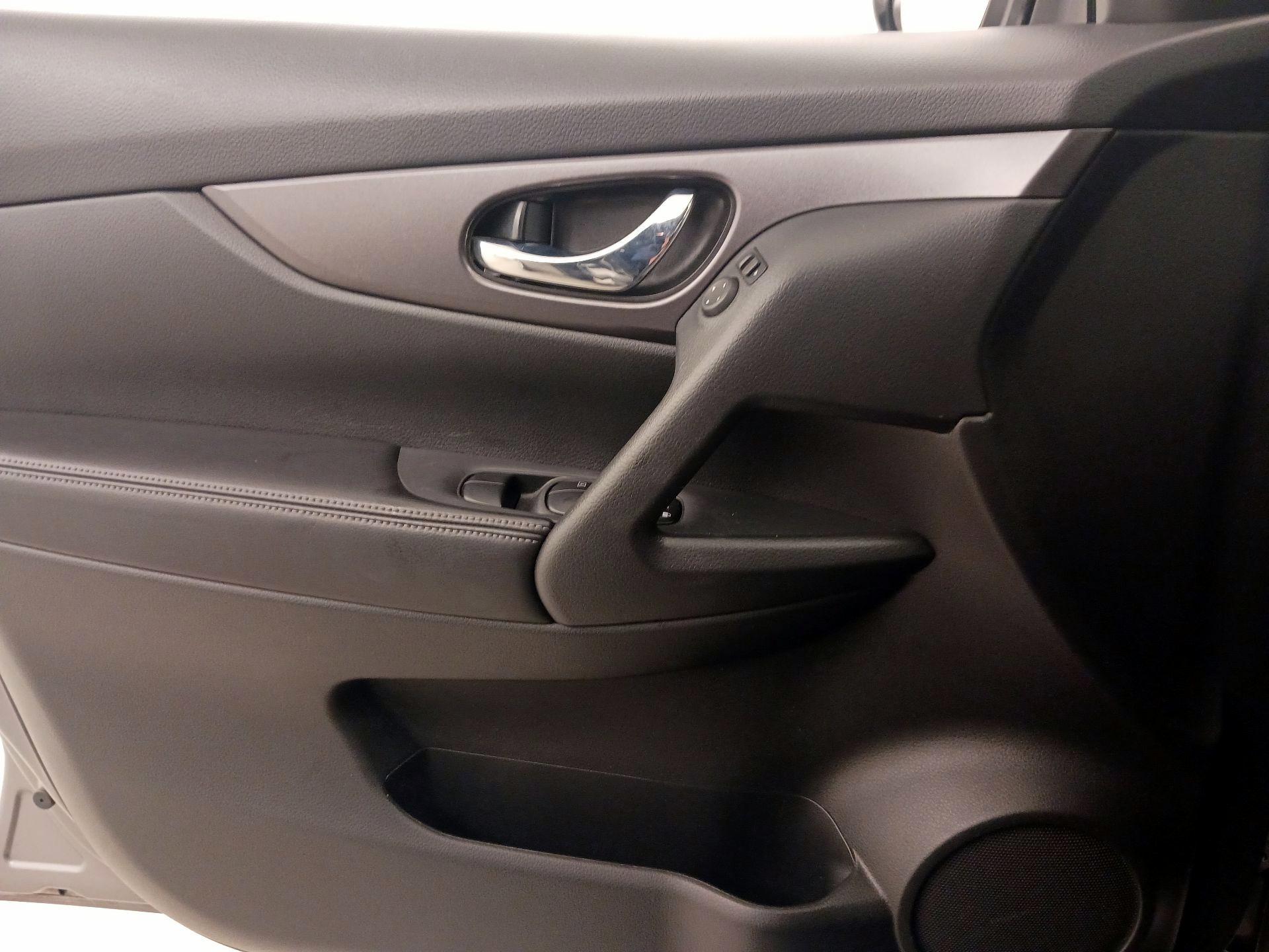 Thumbnail: 2016 Nissan Rogue - 12