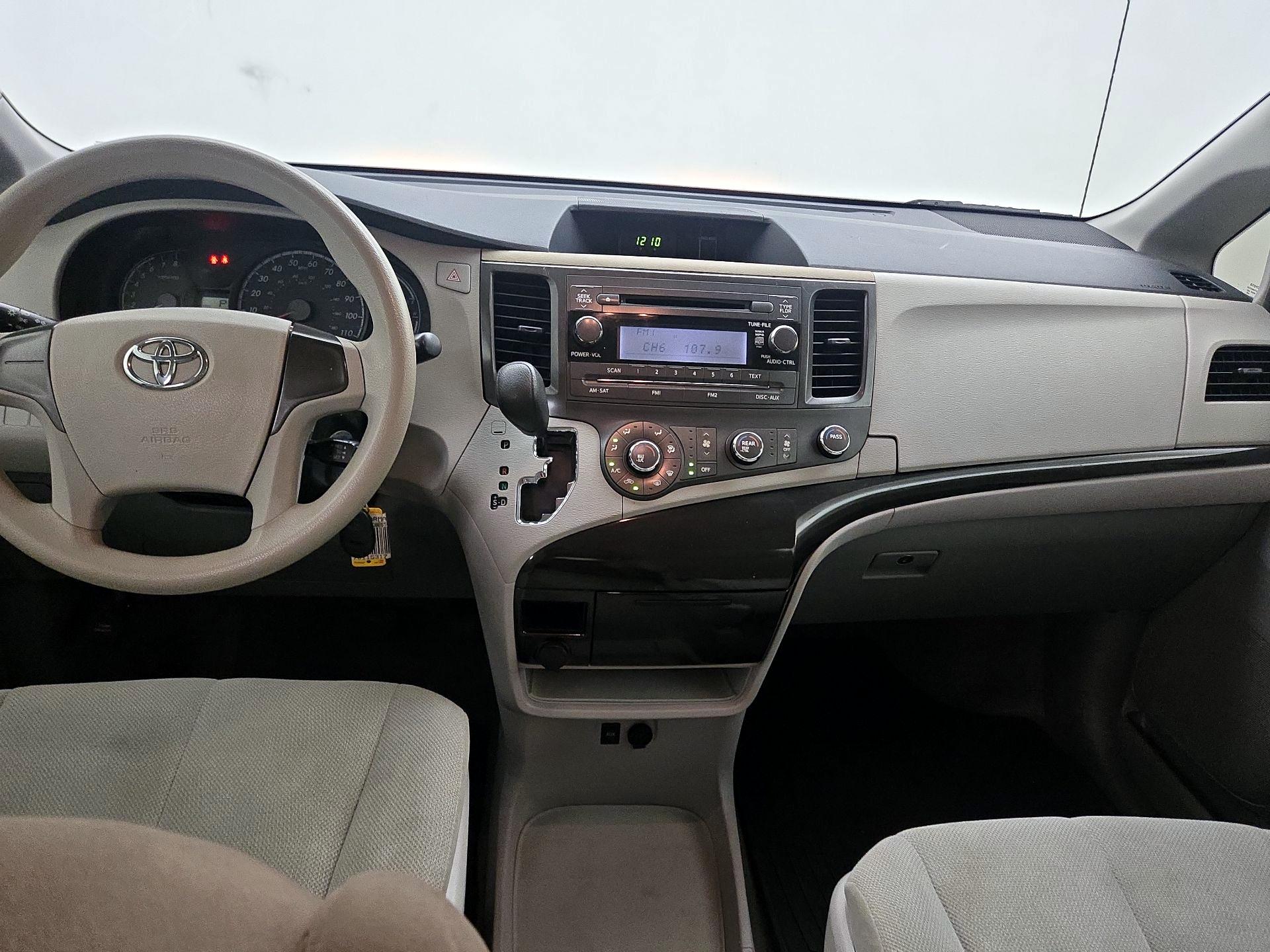 Thumbnail: 2014 Toyota Sienna - 9