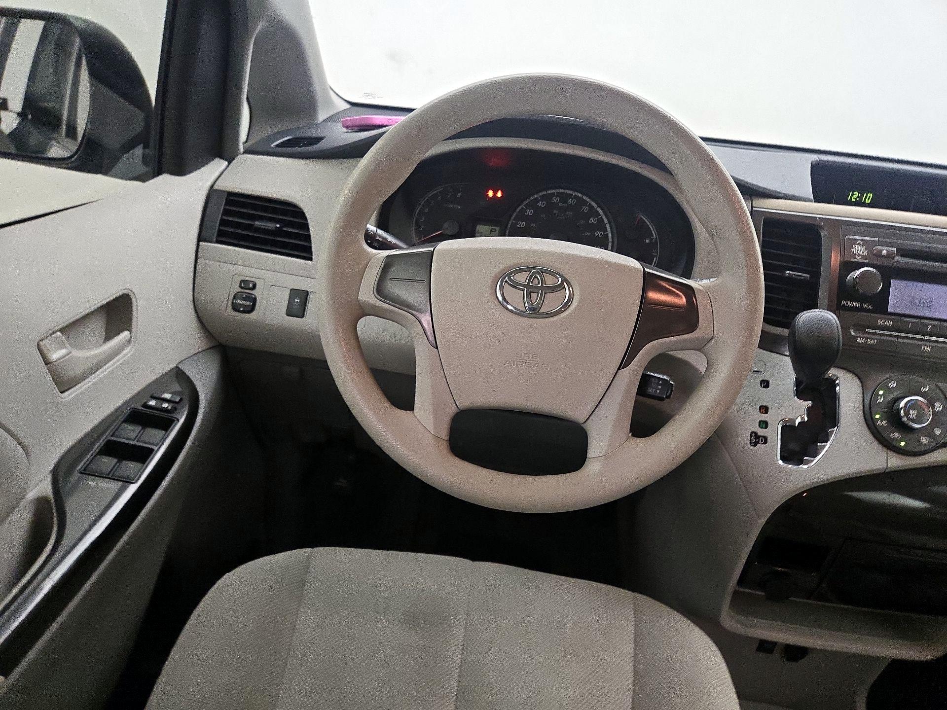 Thumbnail: 2014 Toyota Sienna - 10