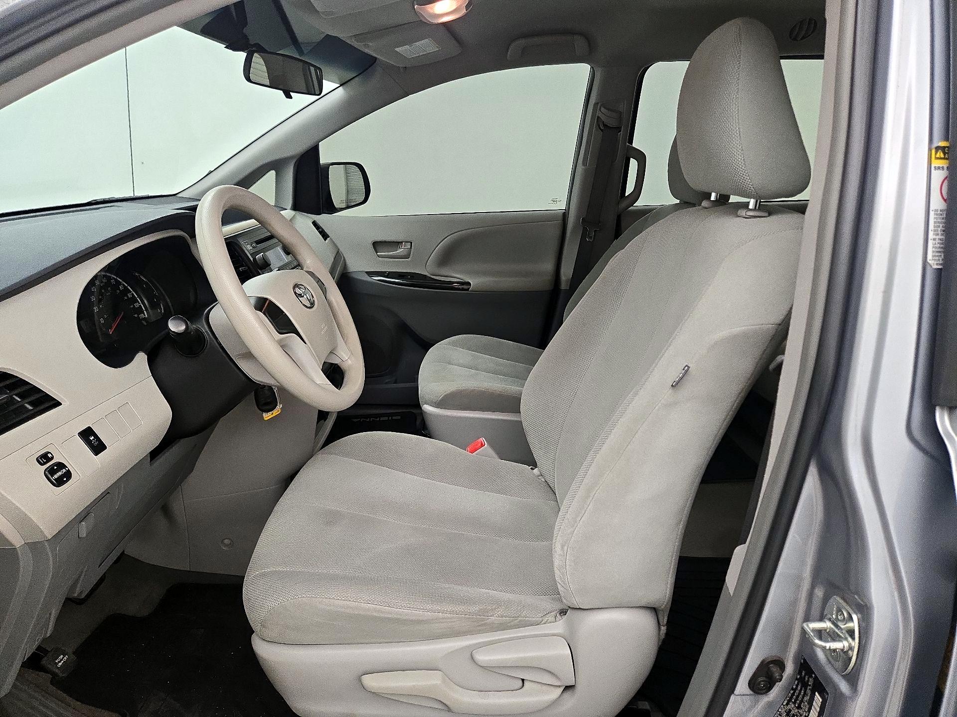 Thumbnail: 2014 Toyota Sienna - 11