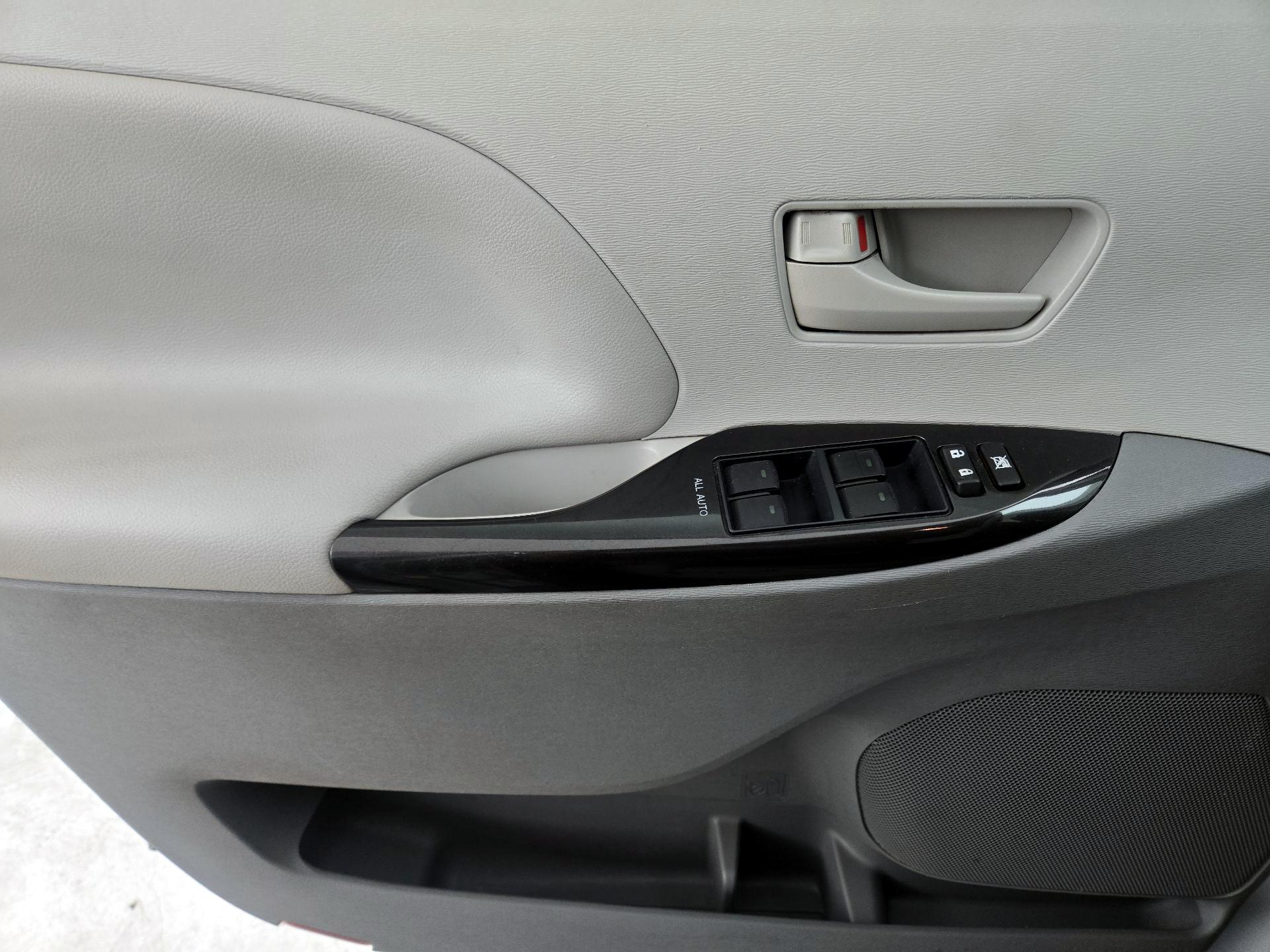 Thumbnail: 2014 Toyota Sienna - 12