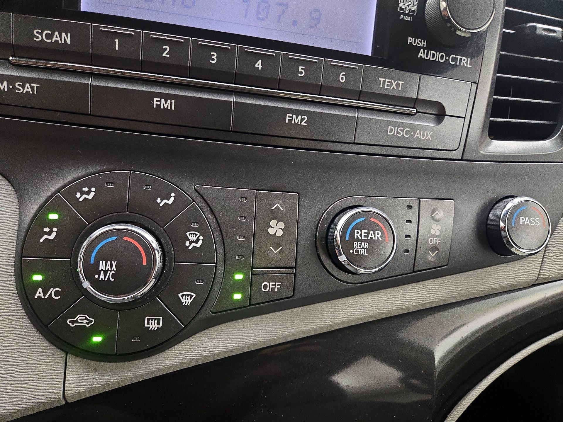 Thumbnail: 2014 Toyota Sienna - 15