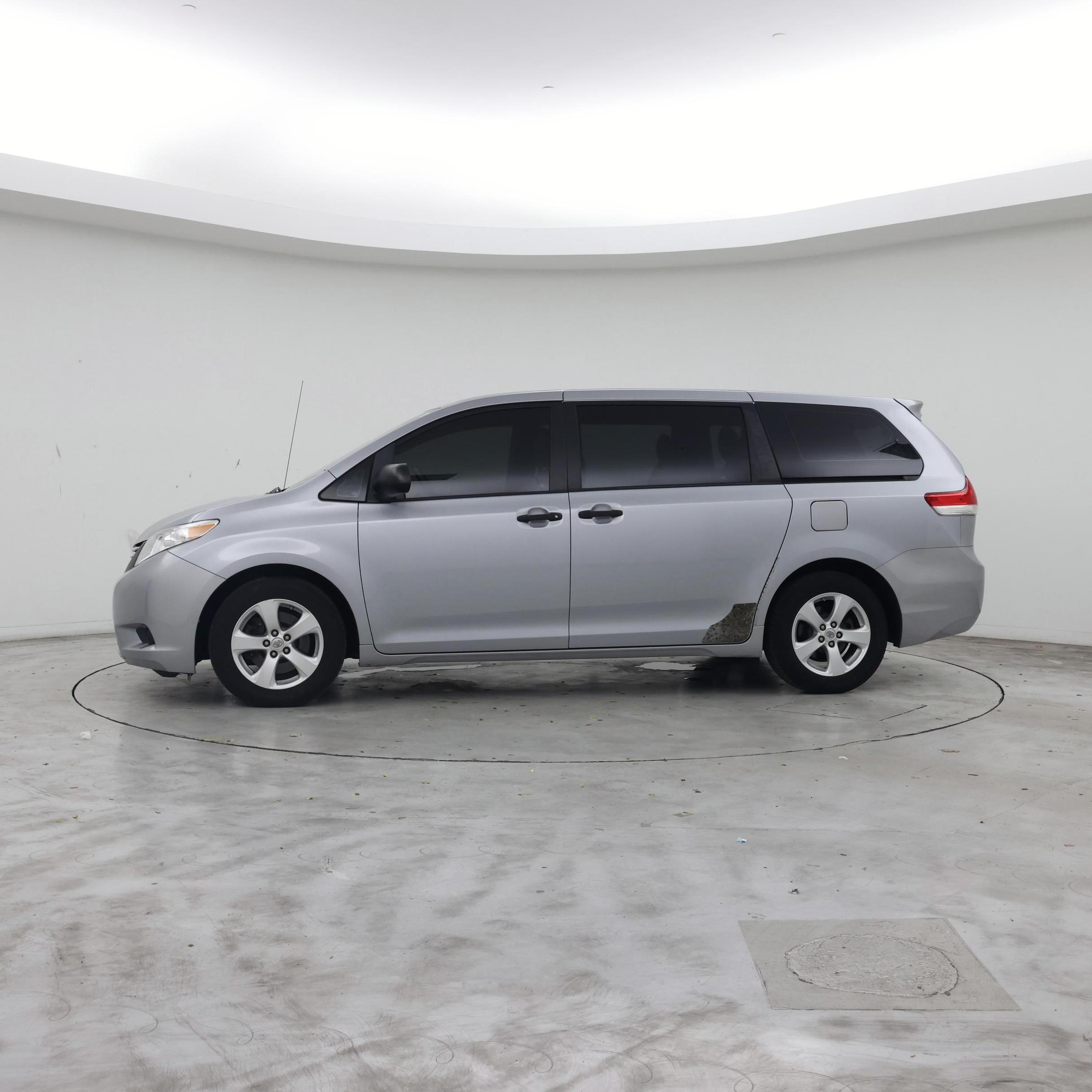 Thumbnail: 2014 Toyota Sienna - 3