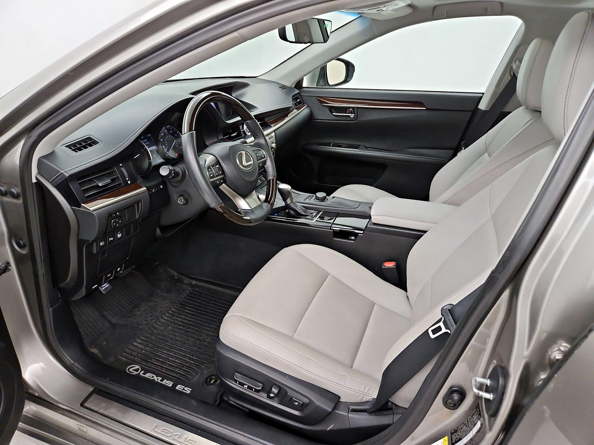 Thumbnail: 2016 Lexus ES - 11